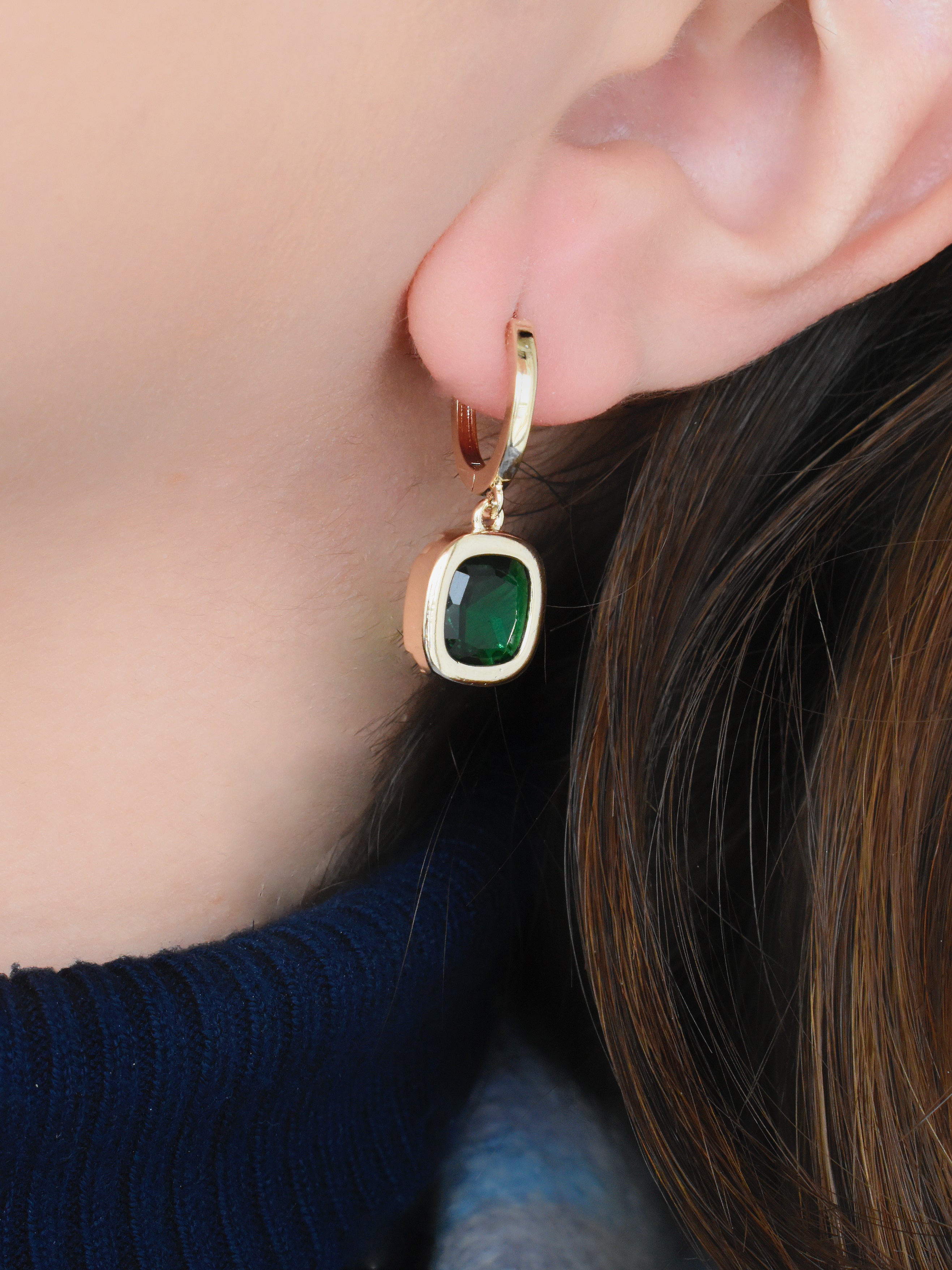 Aretes huggies colores (morada. roja, verde)