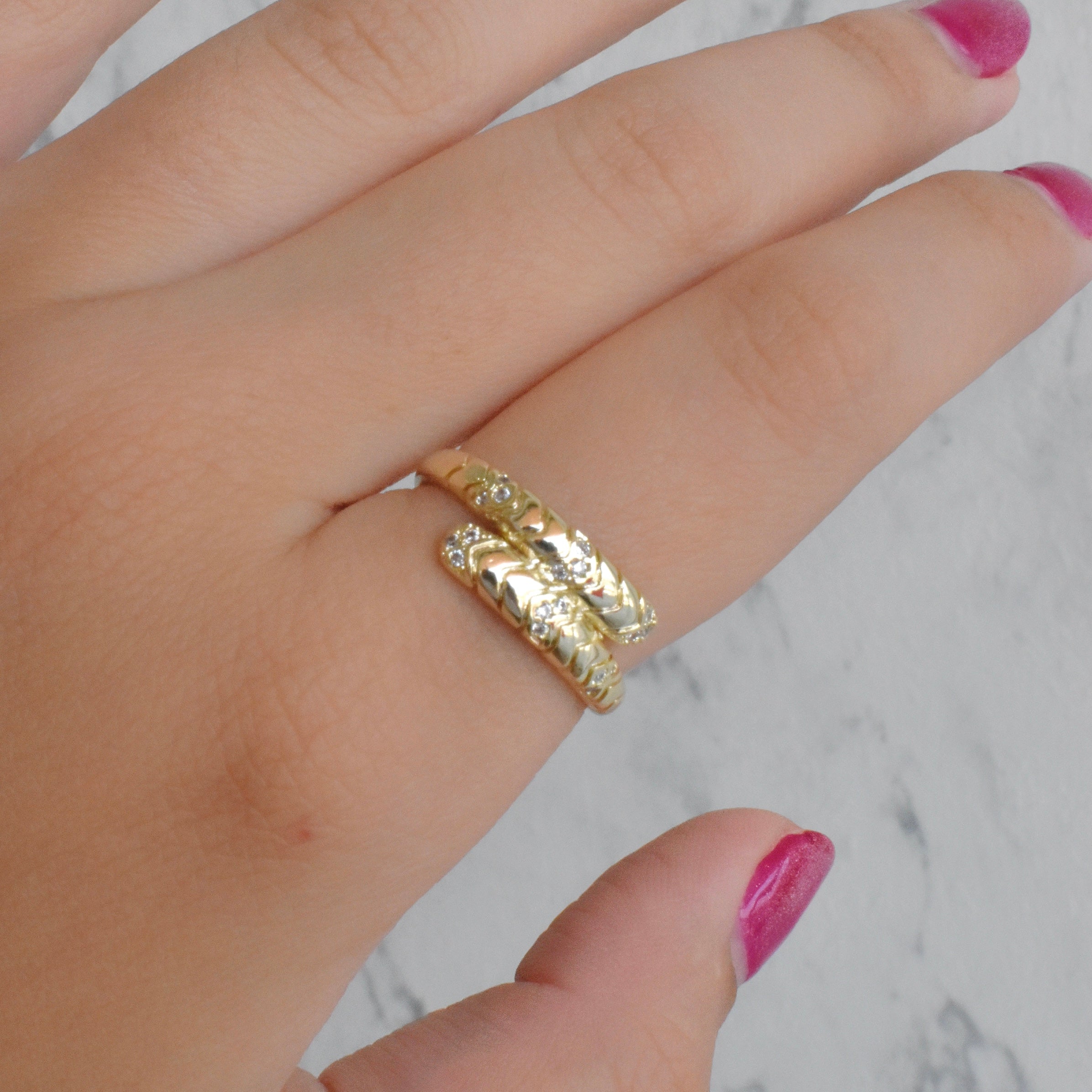 Anillo flechas circonias