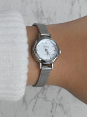 Reloj estilo cristal (dorado o plateado)