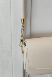 Bolsa de hombro broche herradura (blanca o beige)