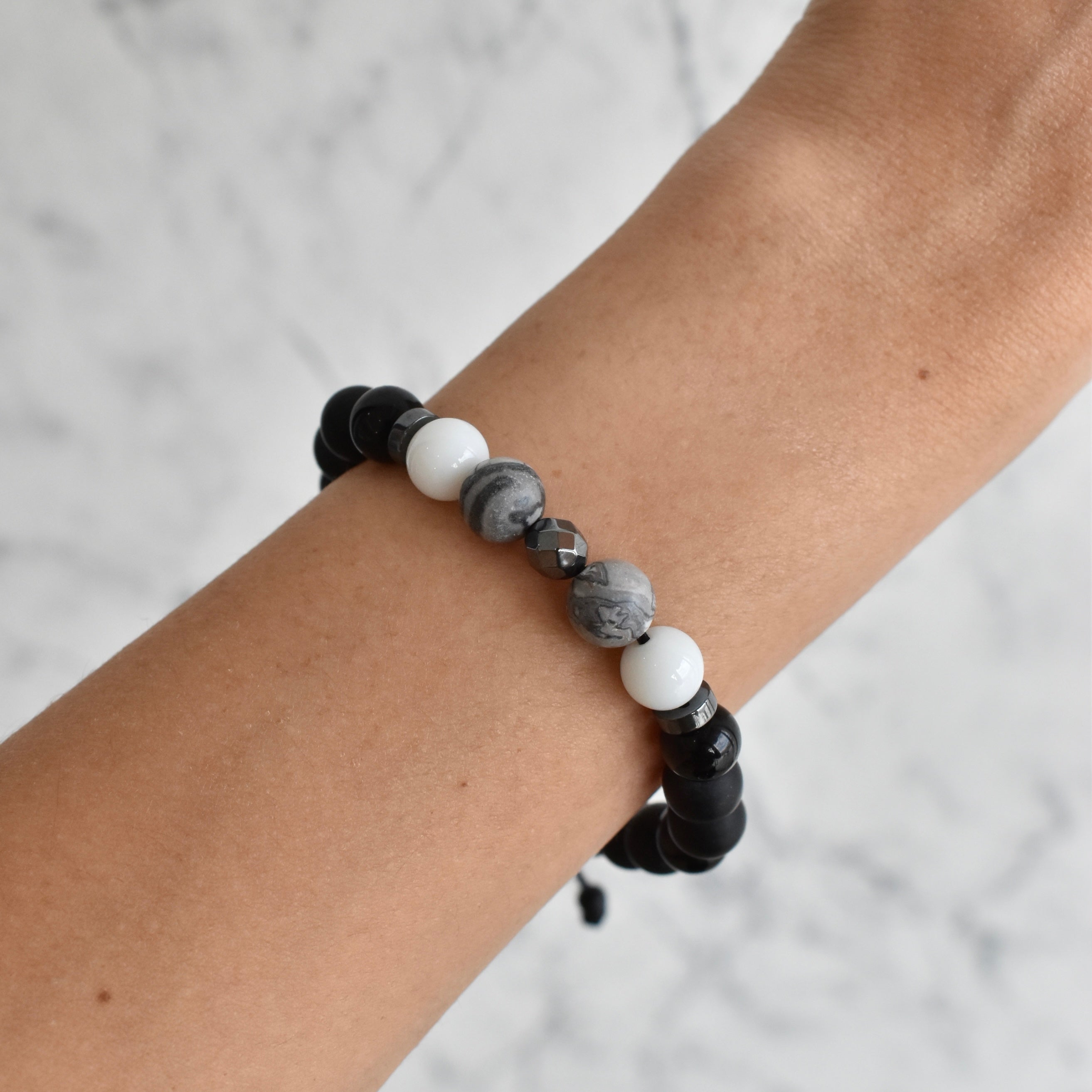 Pulsera ajustable bolitas negro, blanco y gris