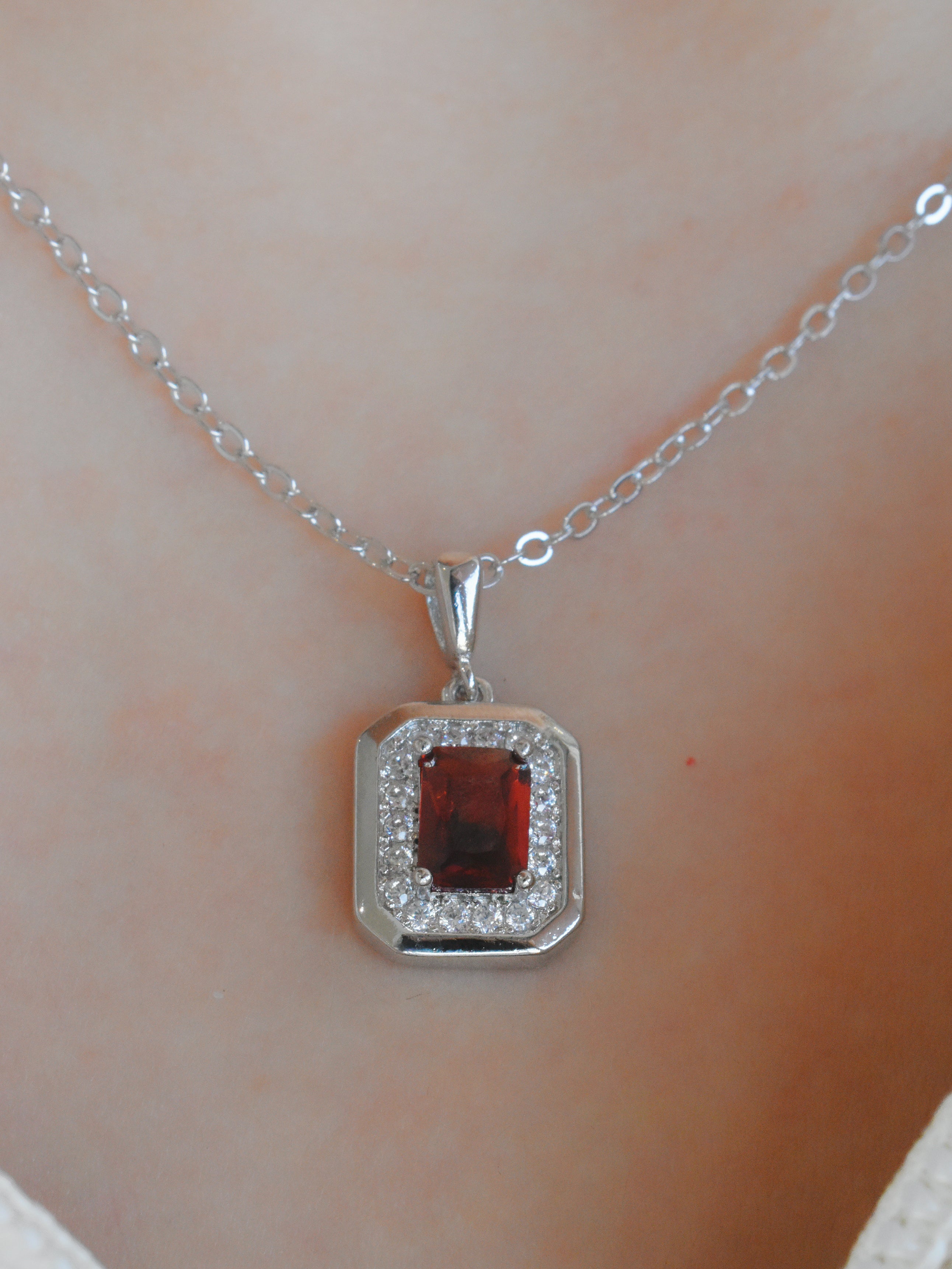 Gargantillas circonia roja