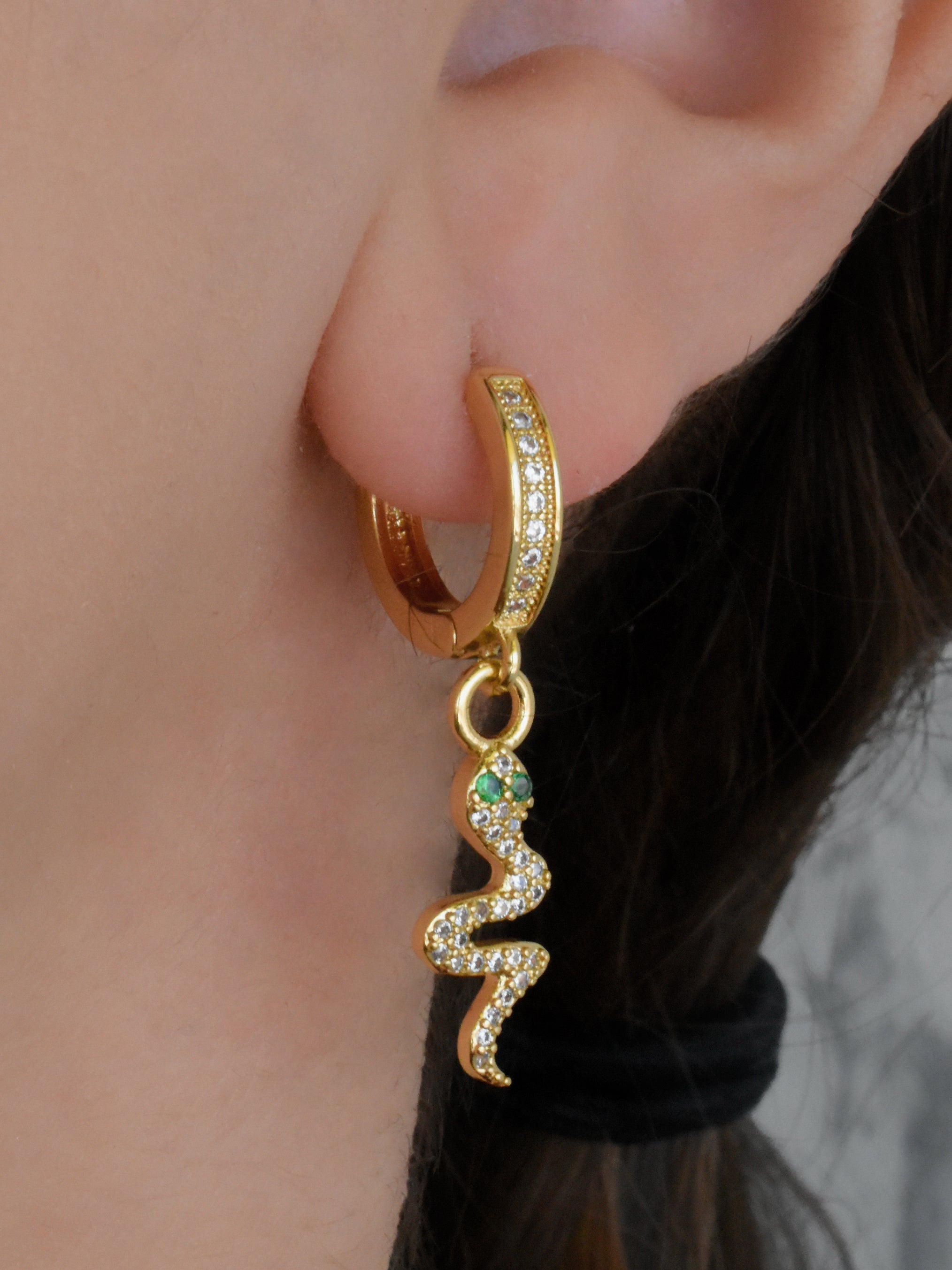 Aretes huggie serpiente