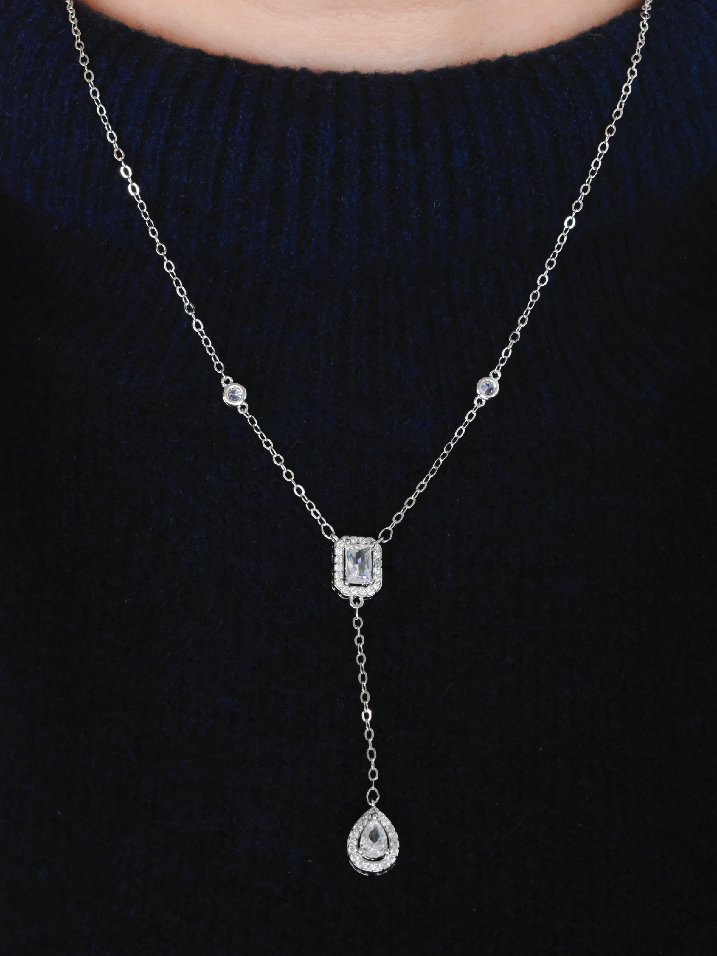 Gargantilla circonia rectangular y gota