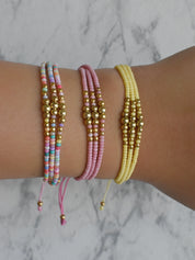Pulsera hilo triple bolitas (varios colores)