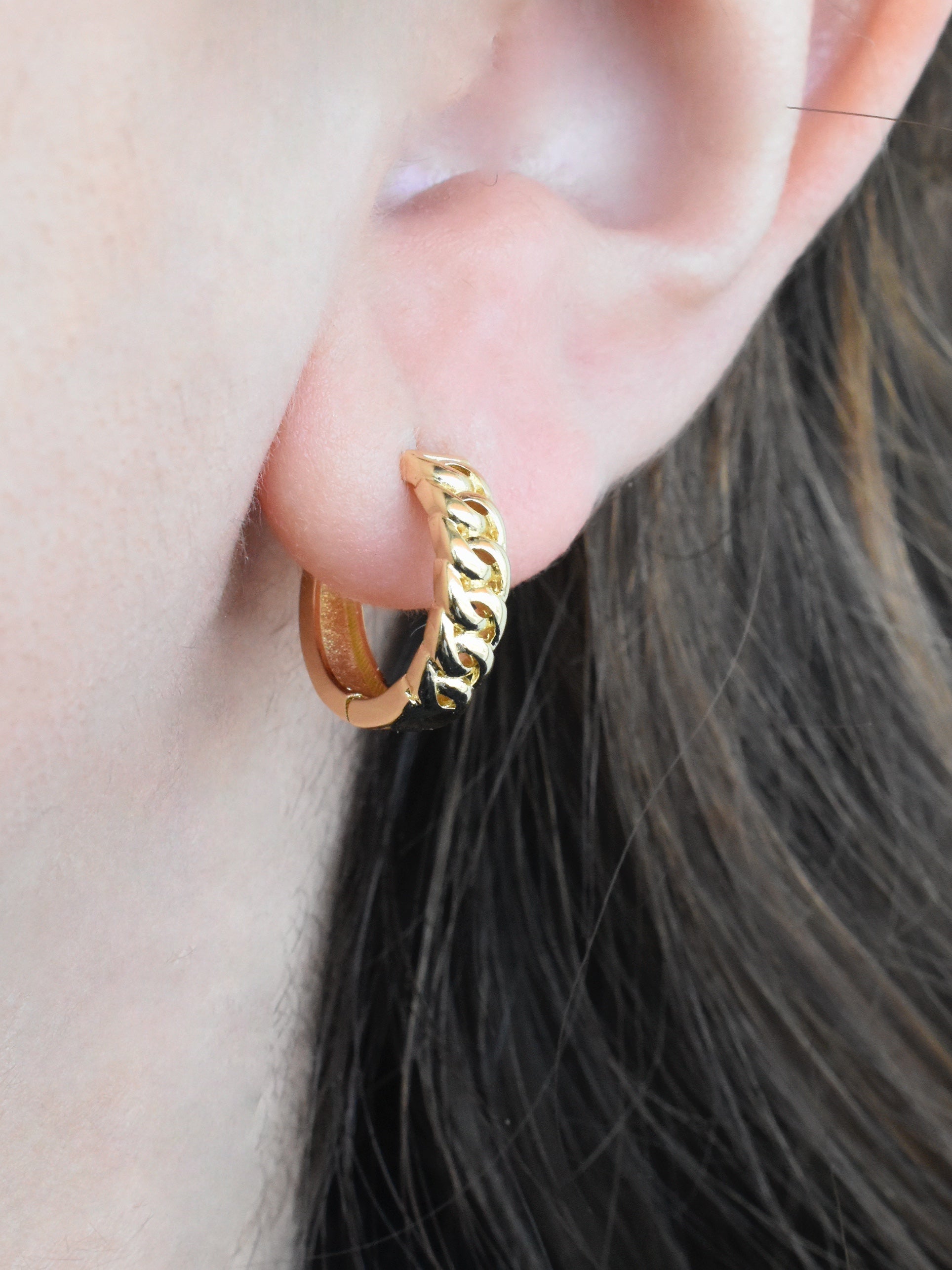 Aretes huggie cadena
