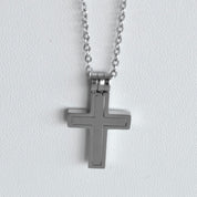 Collar cruz plana mate (plateada o negra)