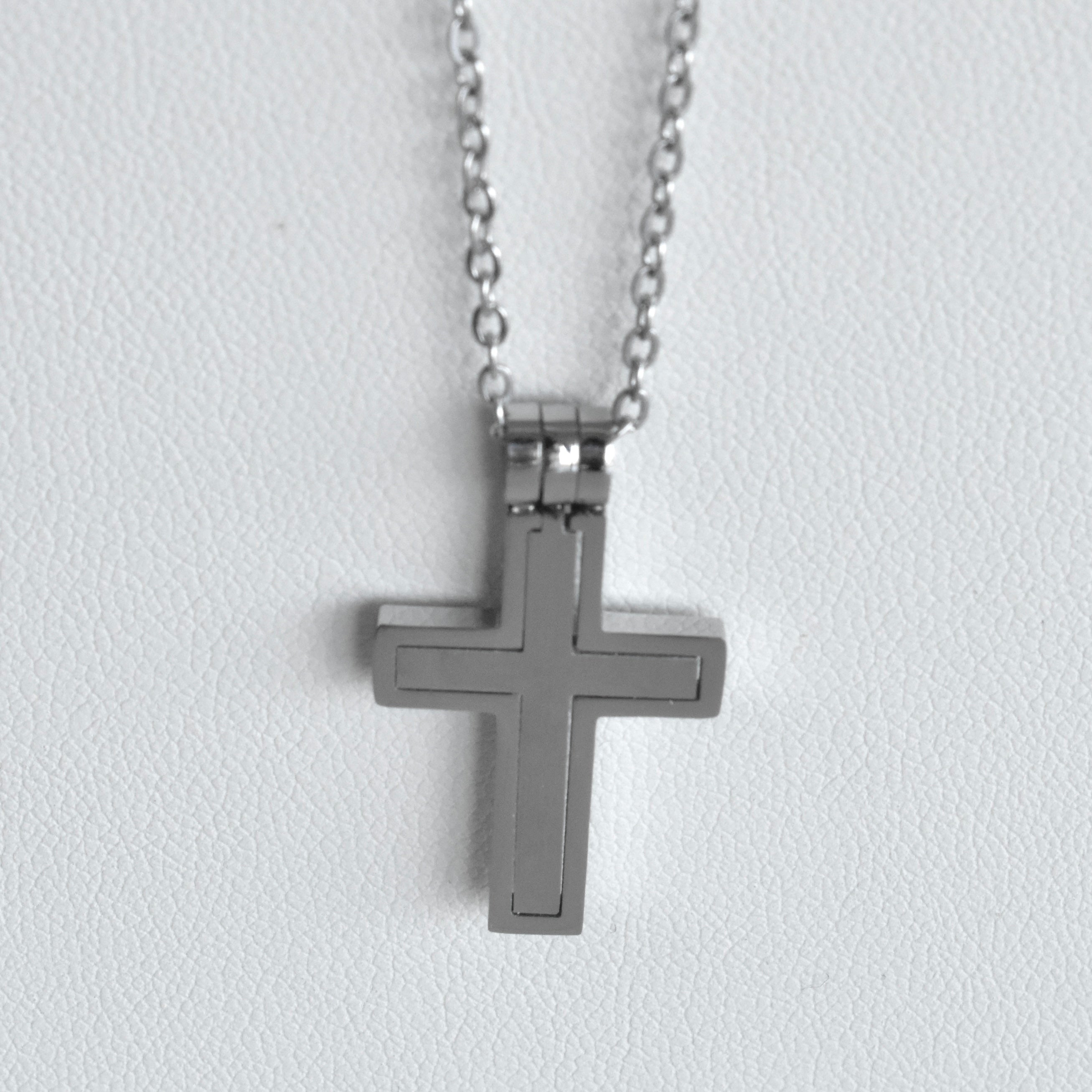 Collar cruz plana mate (plateada o negra)