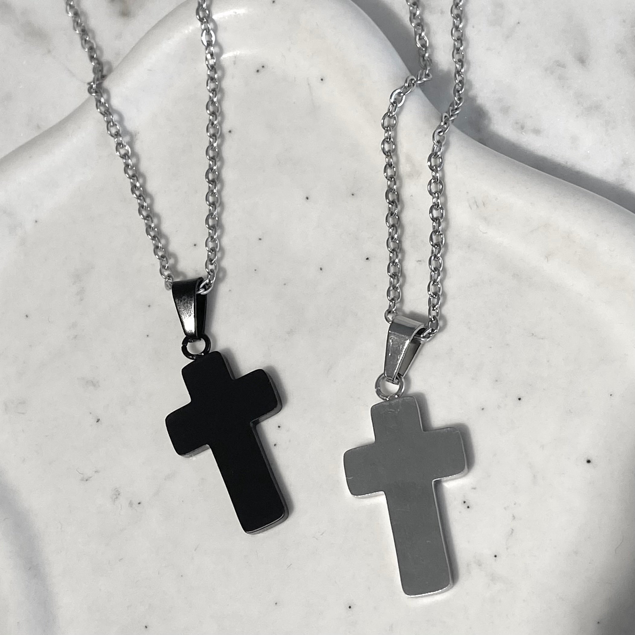 Collar cruz lisa (negro o plateado)