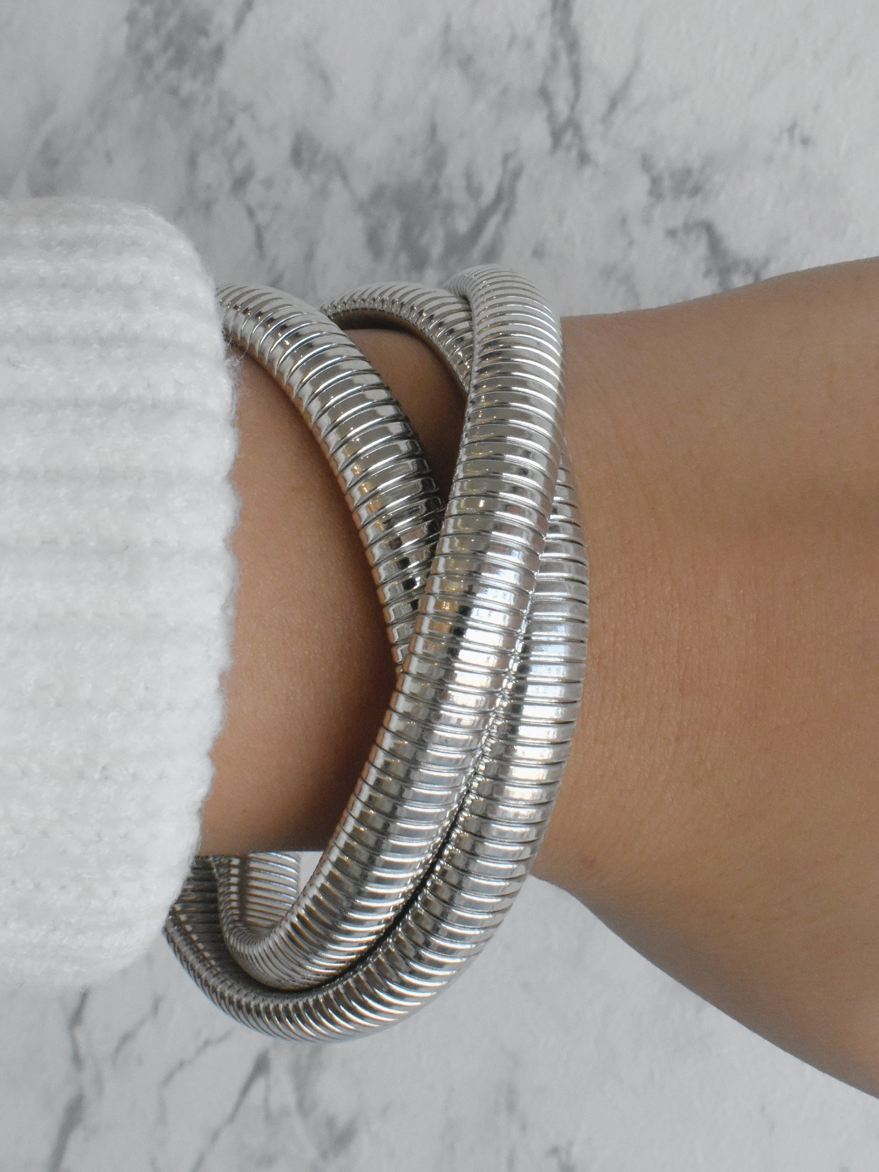 Brazalete triple entrelazado