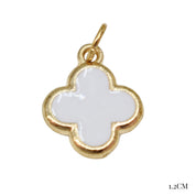 Charm trébol (negro y blanco)
