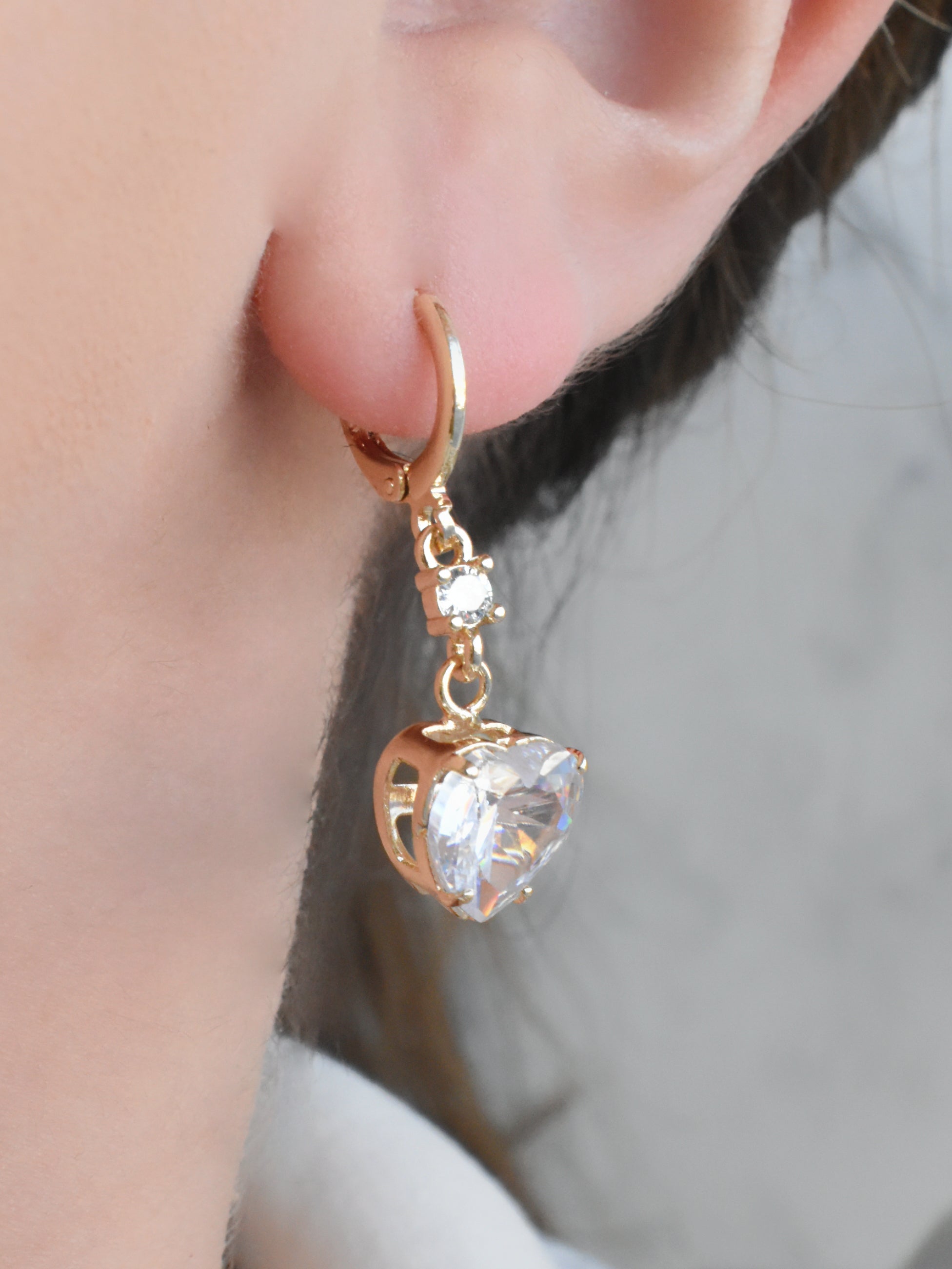 Aretes huggie circonia corazón