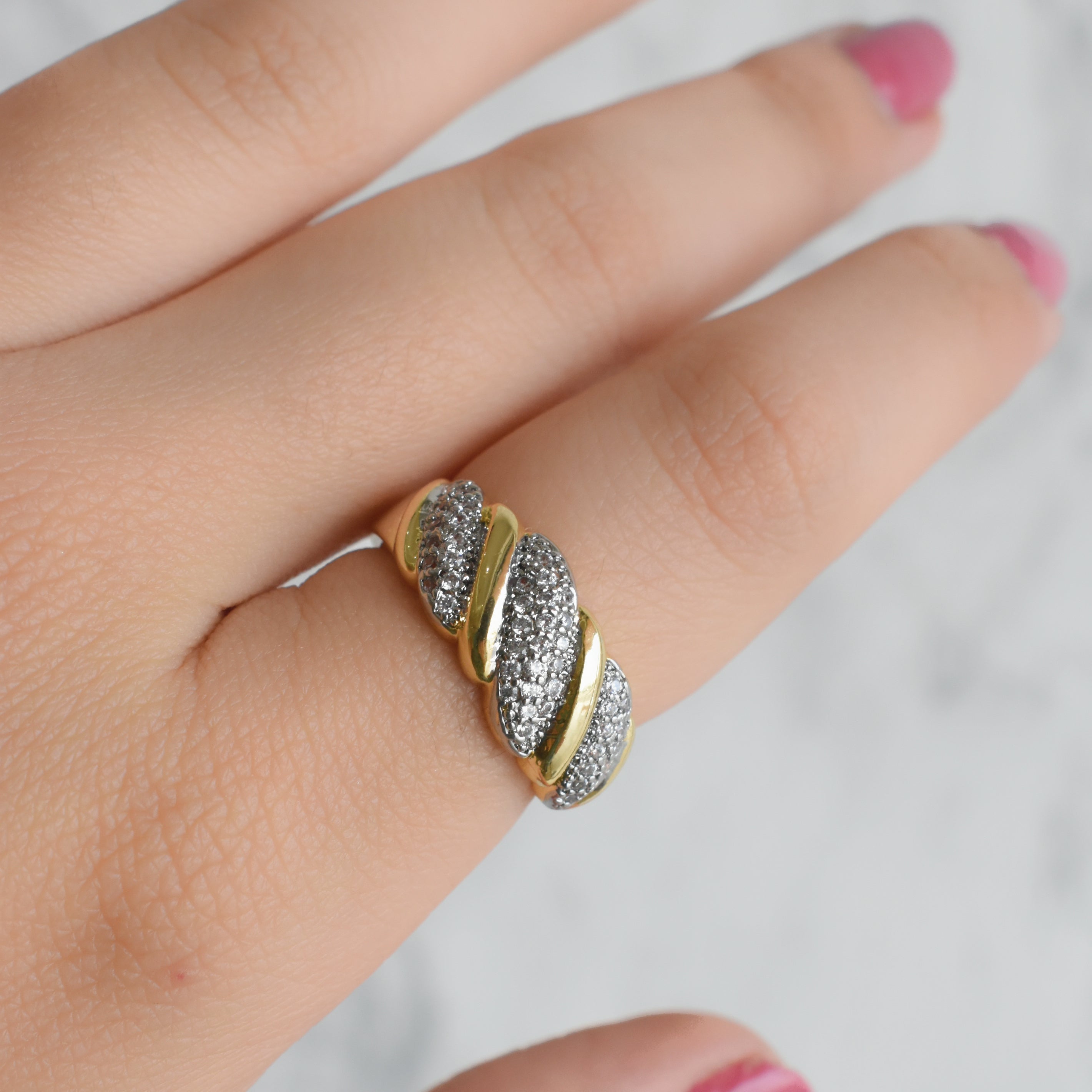 Anillo líneas torcidas