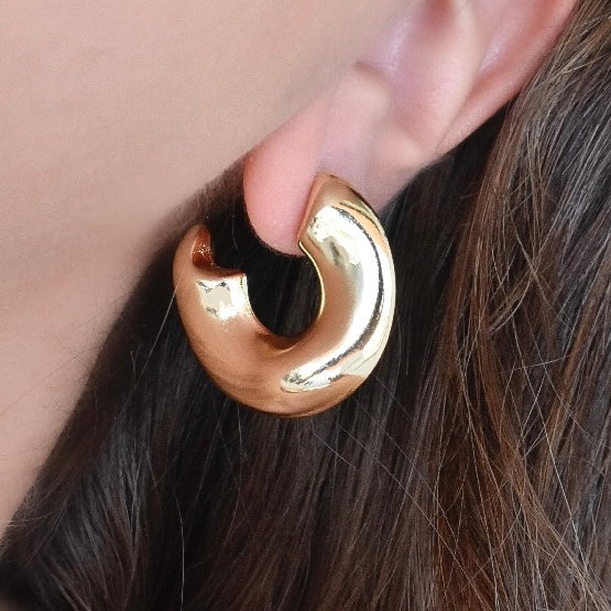 Arete hoop machucada