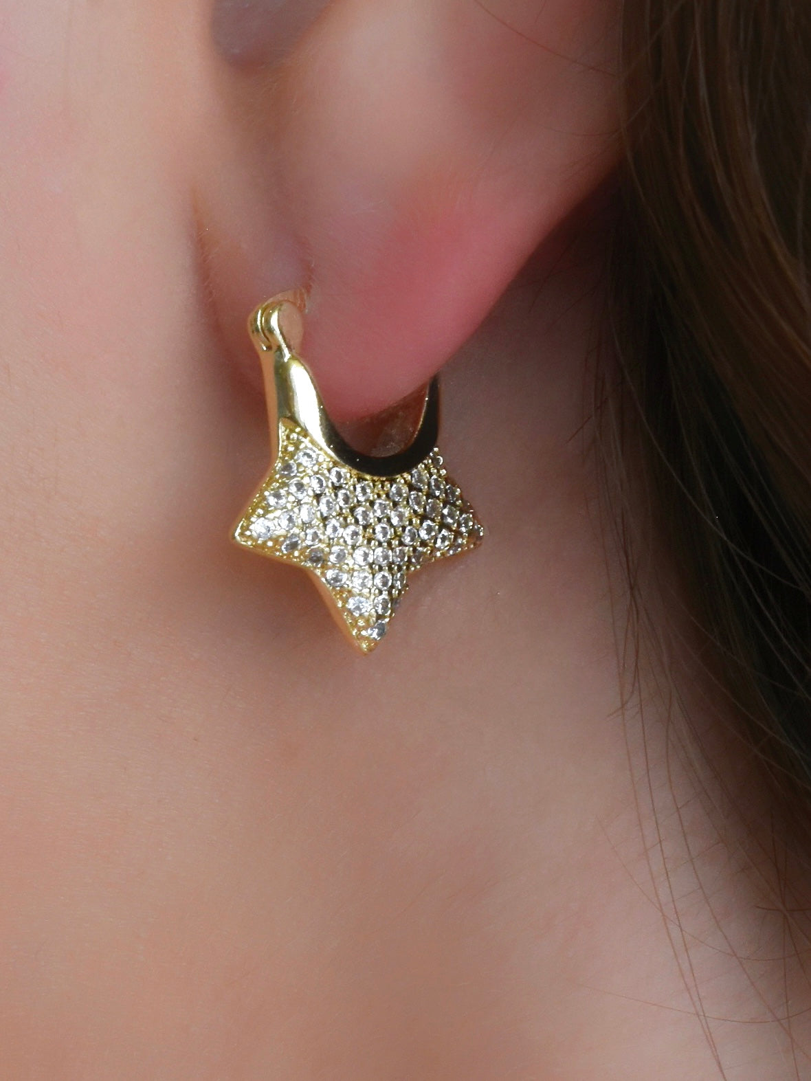Aretes huggies media estrella circonias