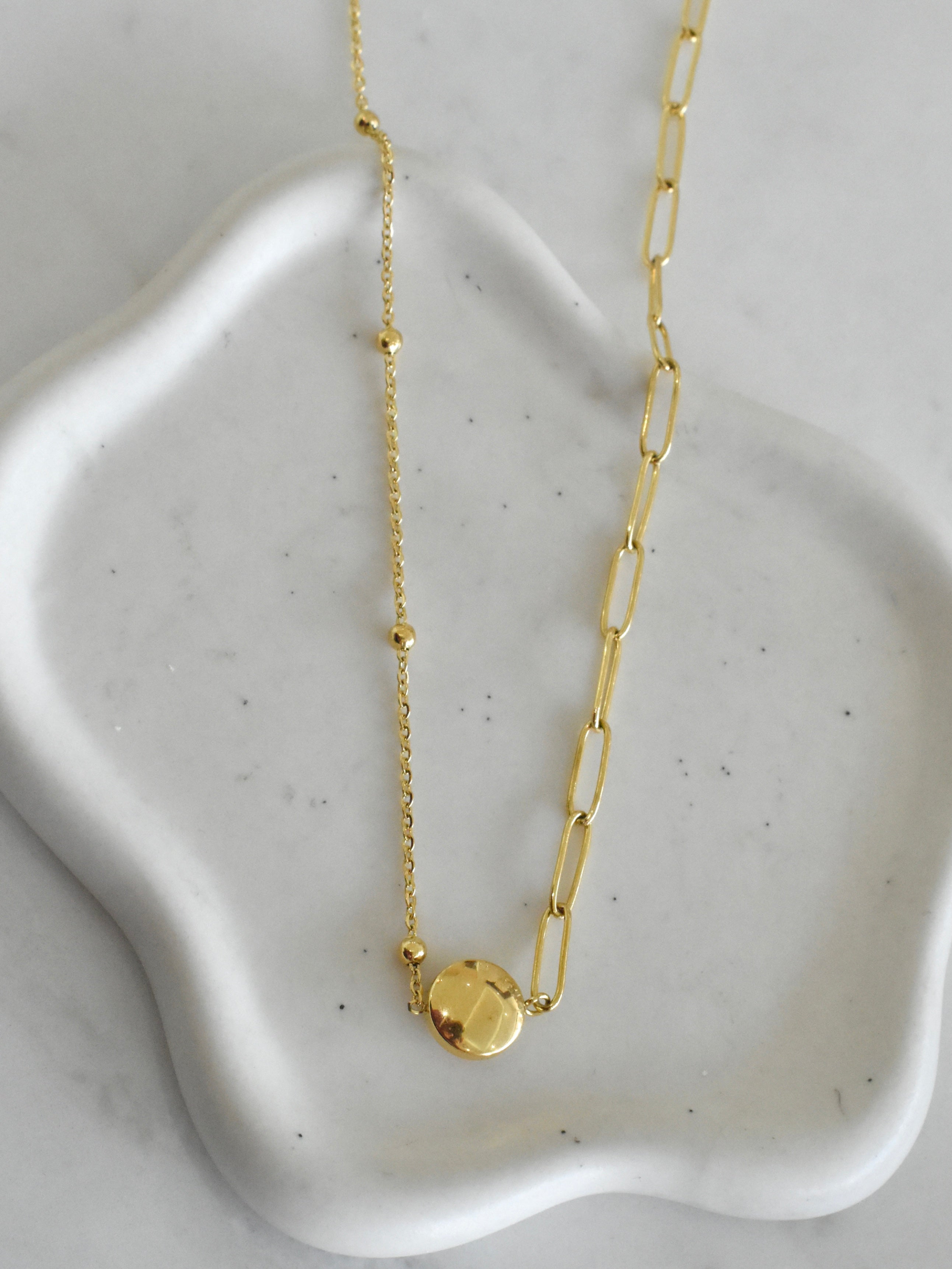 Gargantilla círculo mitad diseño