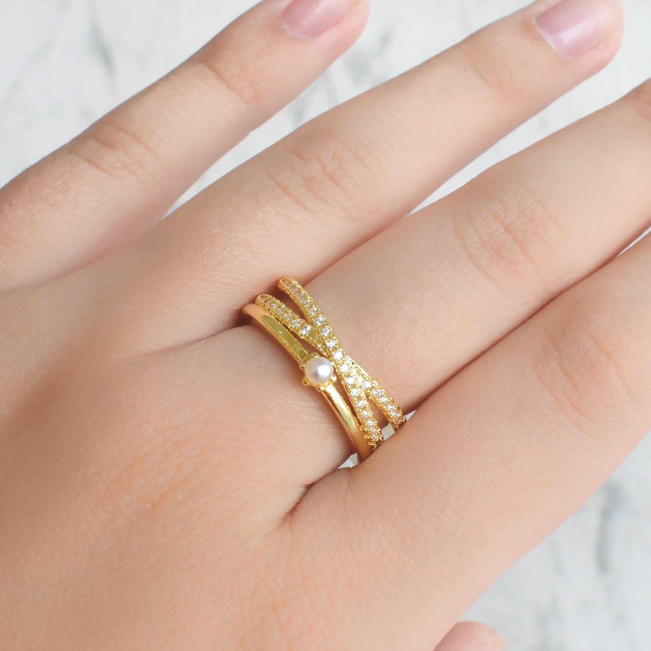 Anillo cruzado con perlita