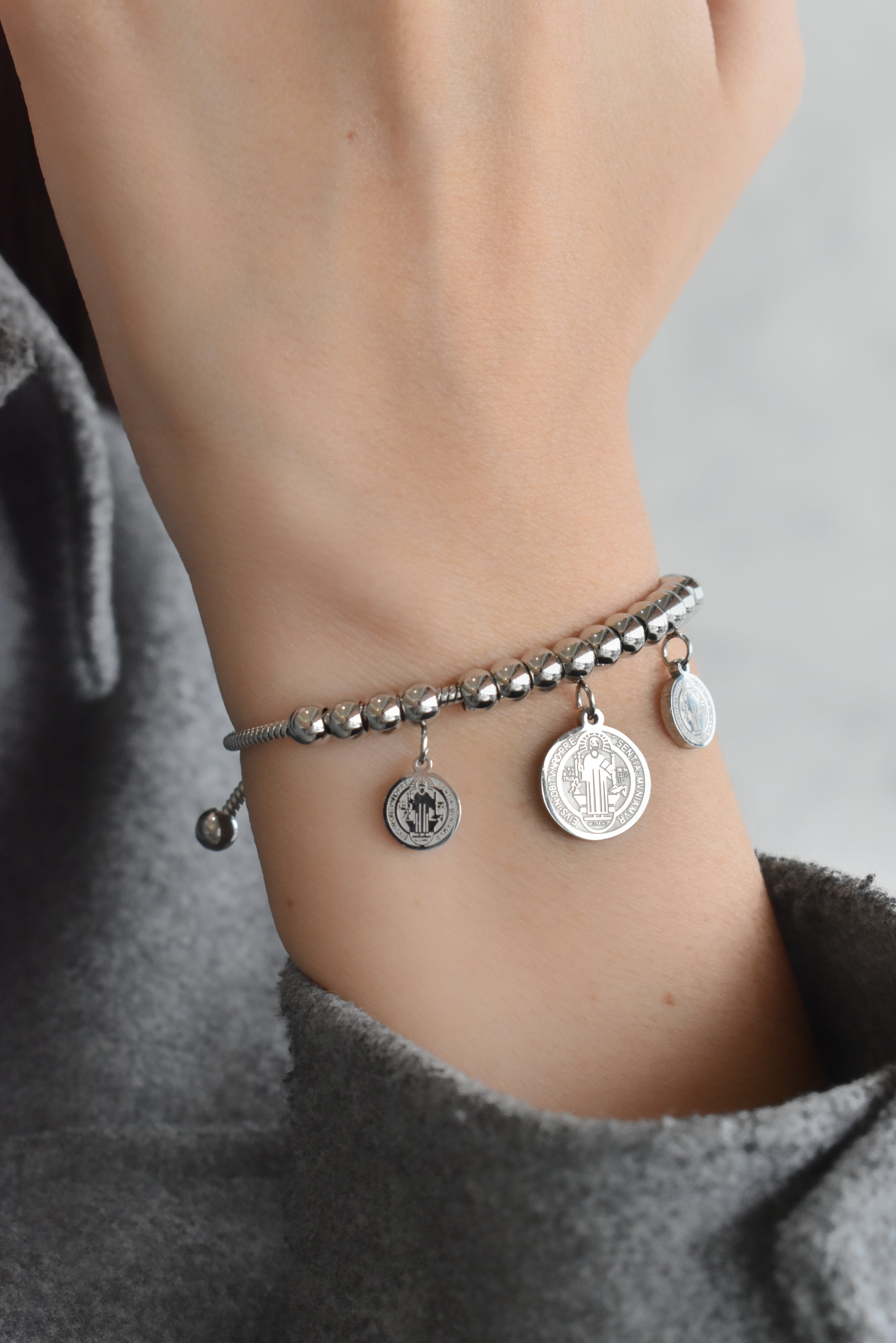 Pulsera dijes San Benito (para niña)