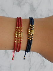 Pulsera hilo triple bolitas (varios colores)