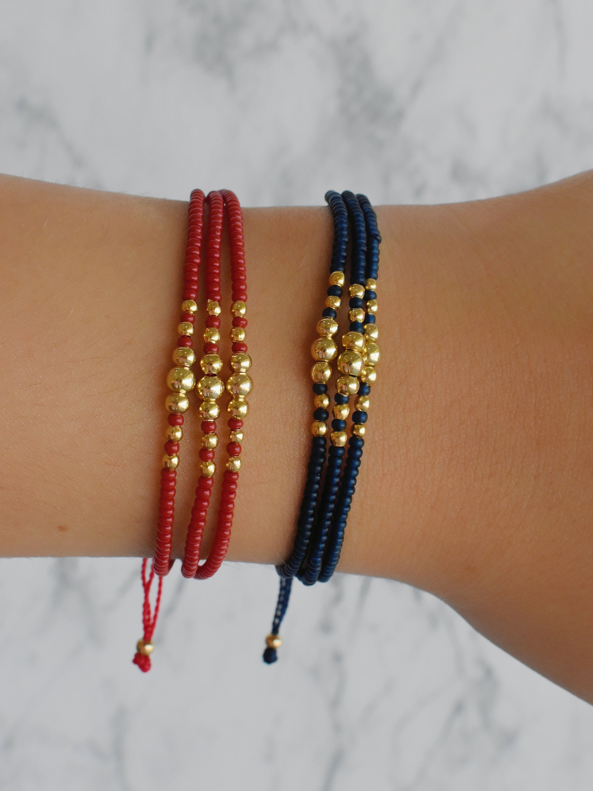 Pulsera hilo triple bolitas (varios colores)