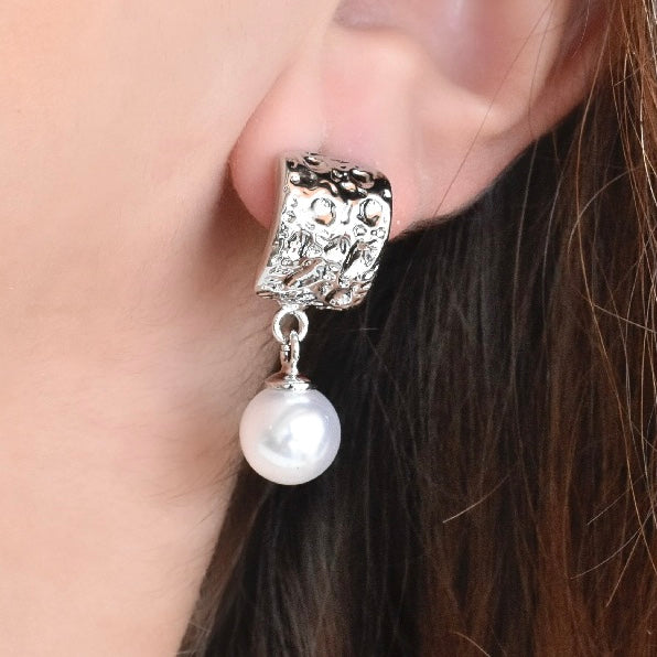Arete martillado perla