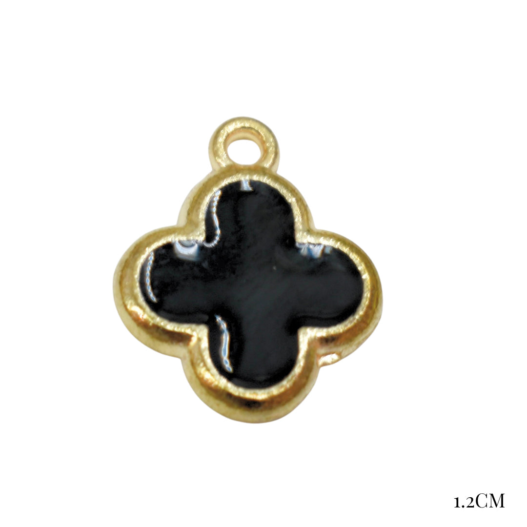 Charm trébol (negro y blanco)