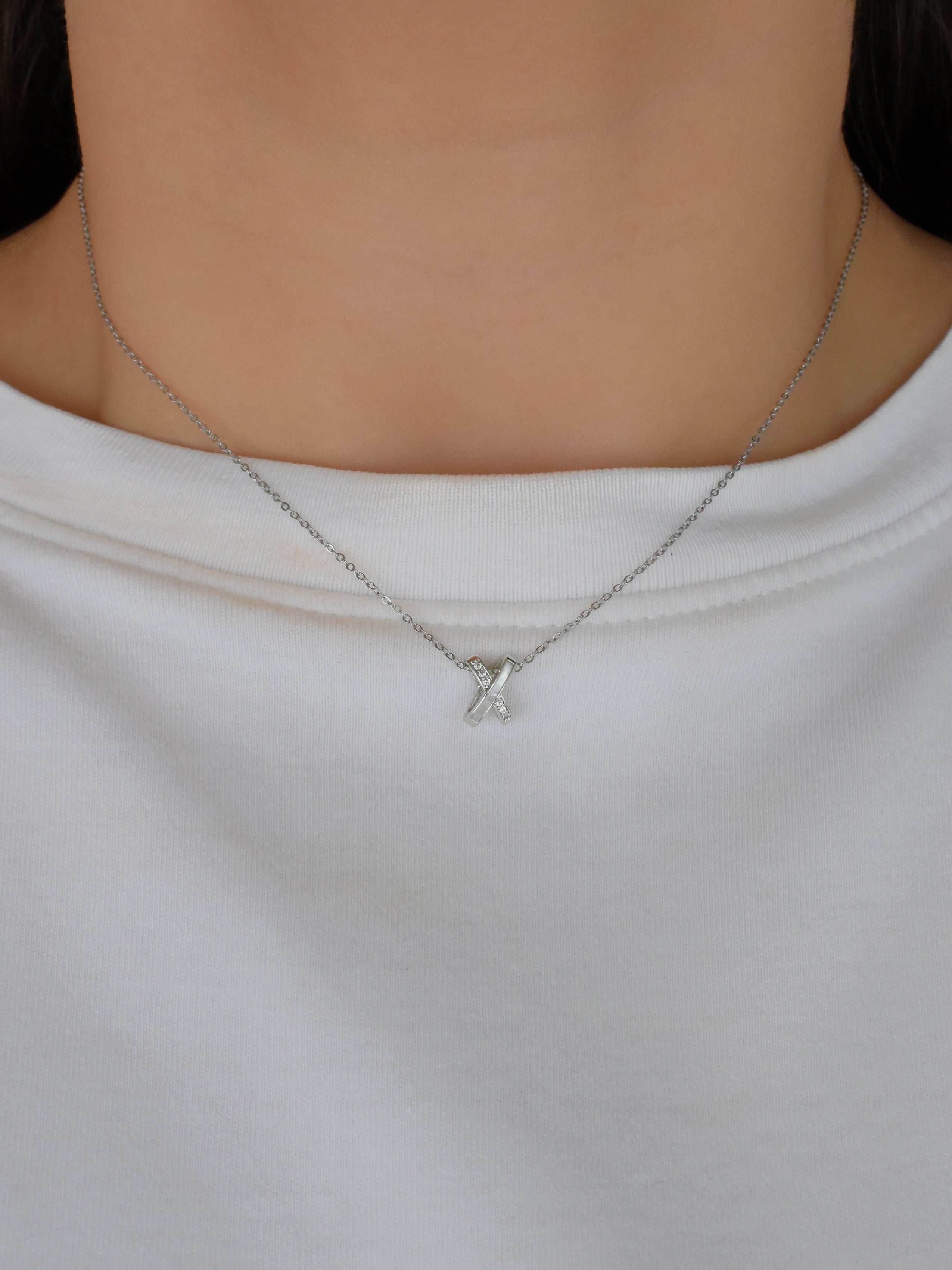 Gargantilla mini cruz circonias madre perla (dorada o plateada)