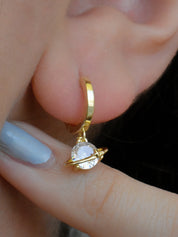 Aretes huggie saturno circonia