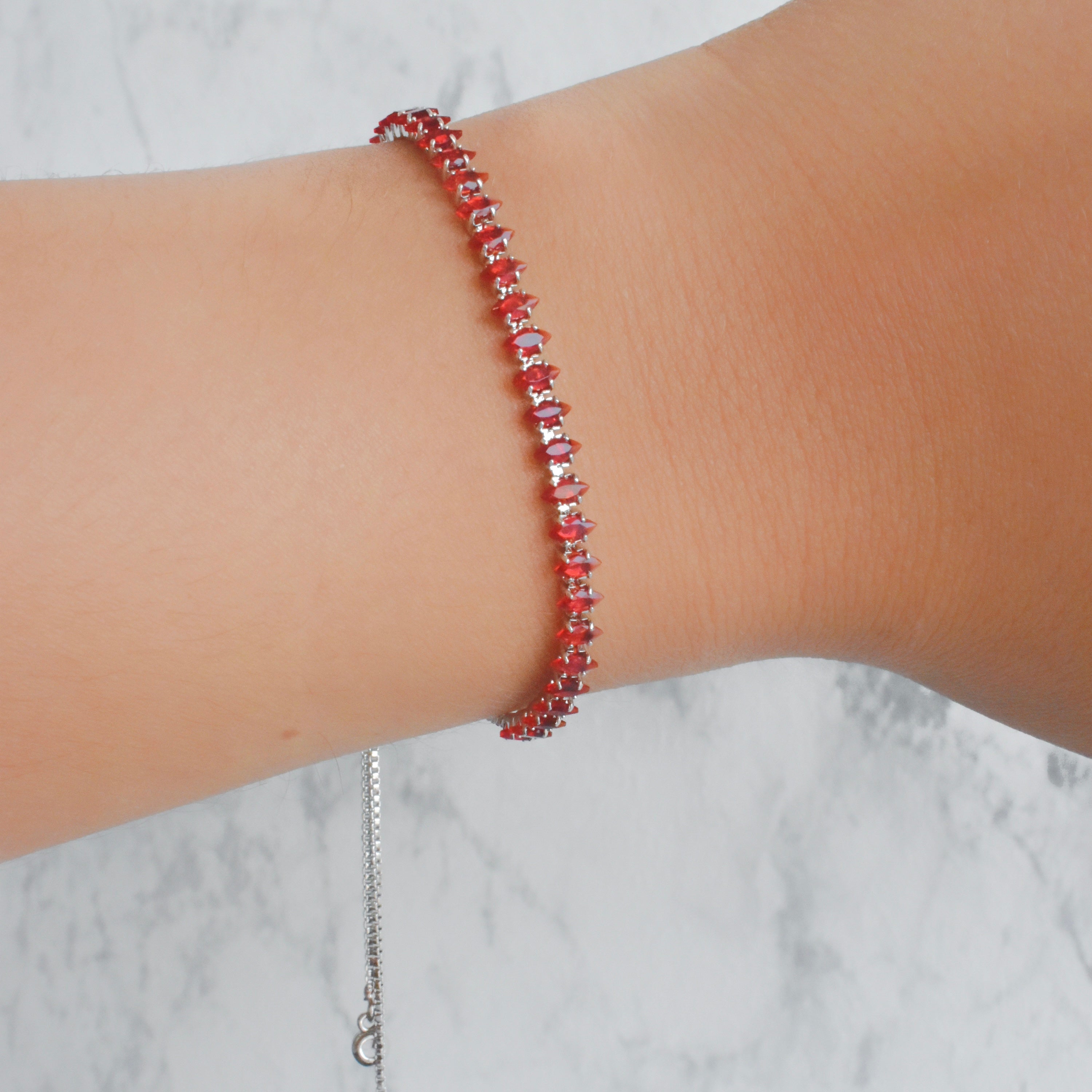 Pulsera circonias hojiitas roja (plateada y dorada)