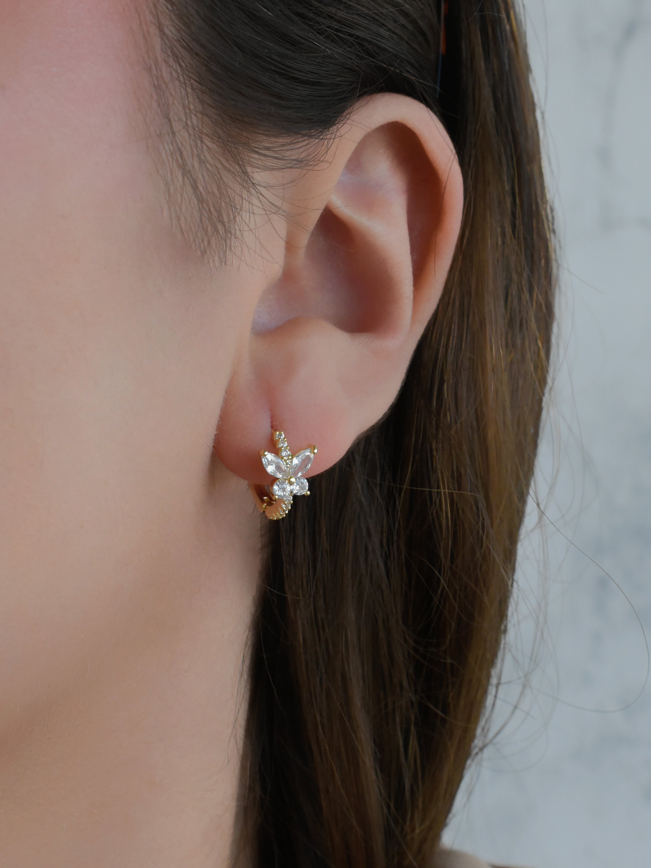Aretes huggies pegados mariposa circonia