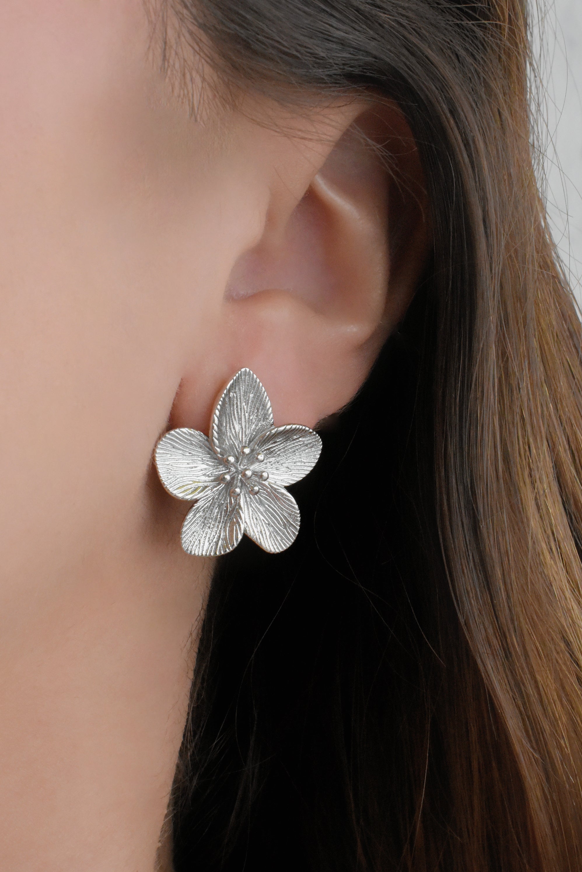 Aretes flor plateada