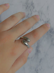 Anillo dos gotas (dorado o plateado)