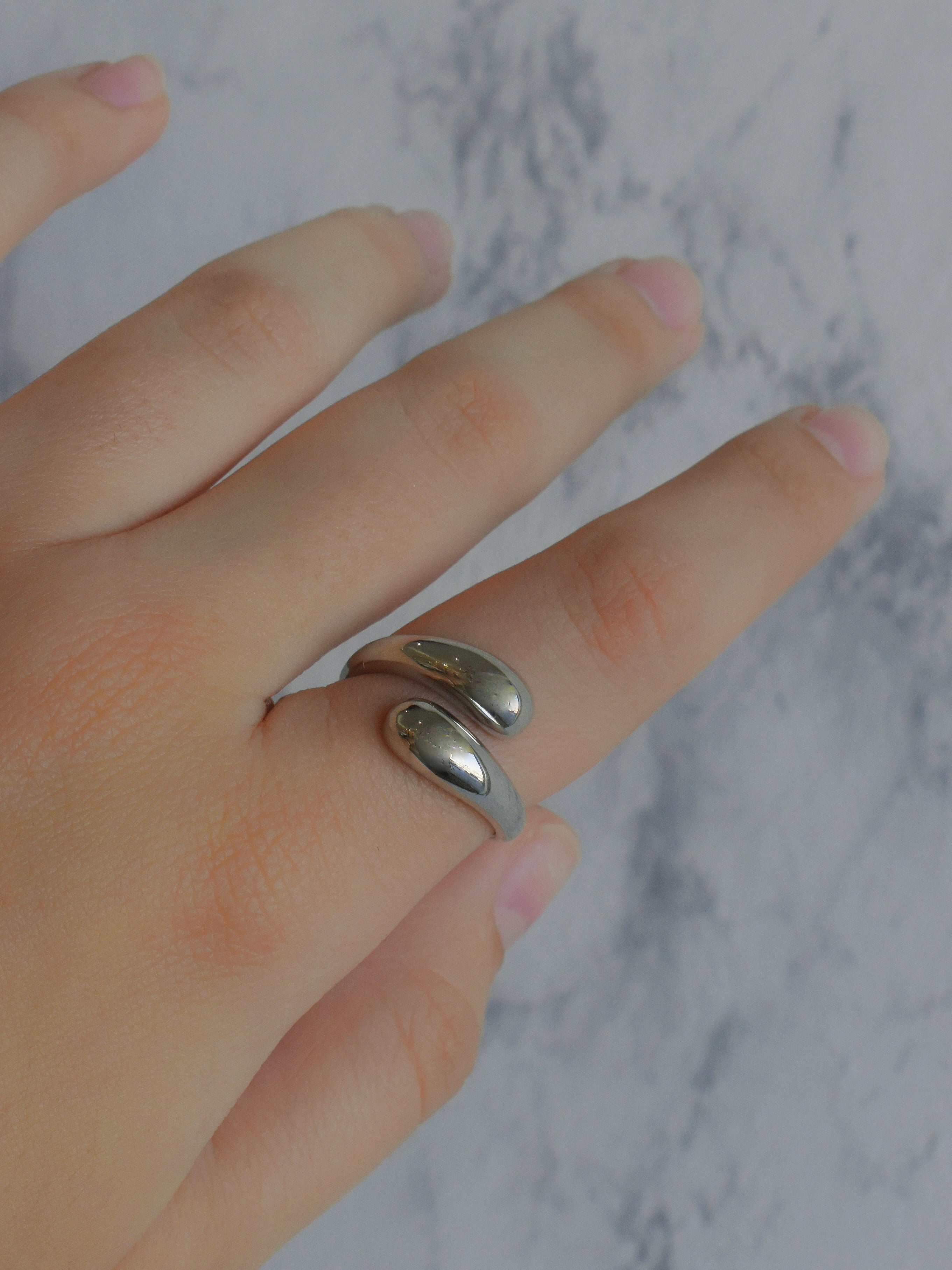 Anillo dos gotas (dorado o plateado)