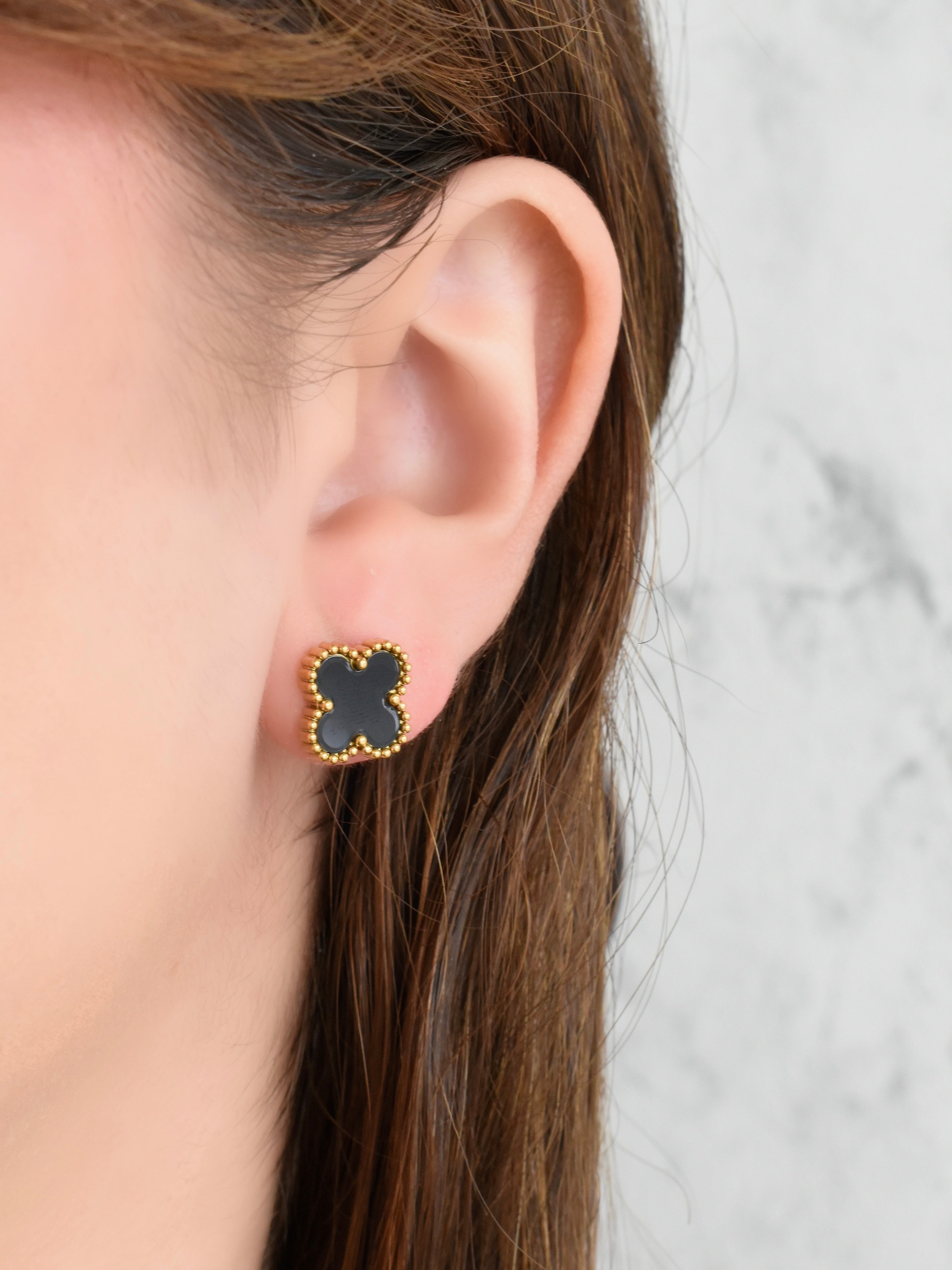 Aretes trébol clásico (negro o blanco)