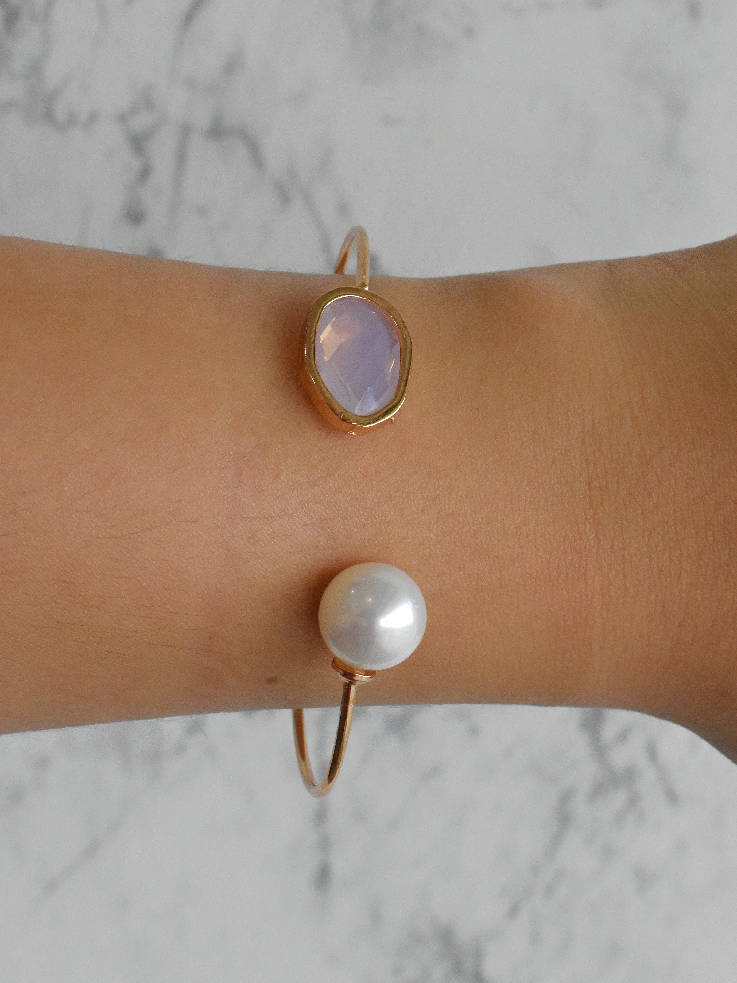 Brazalete perla y piedra irregular (rosa, morada, negra)