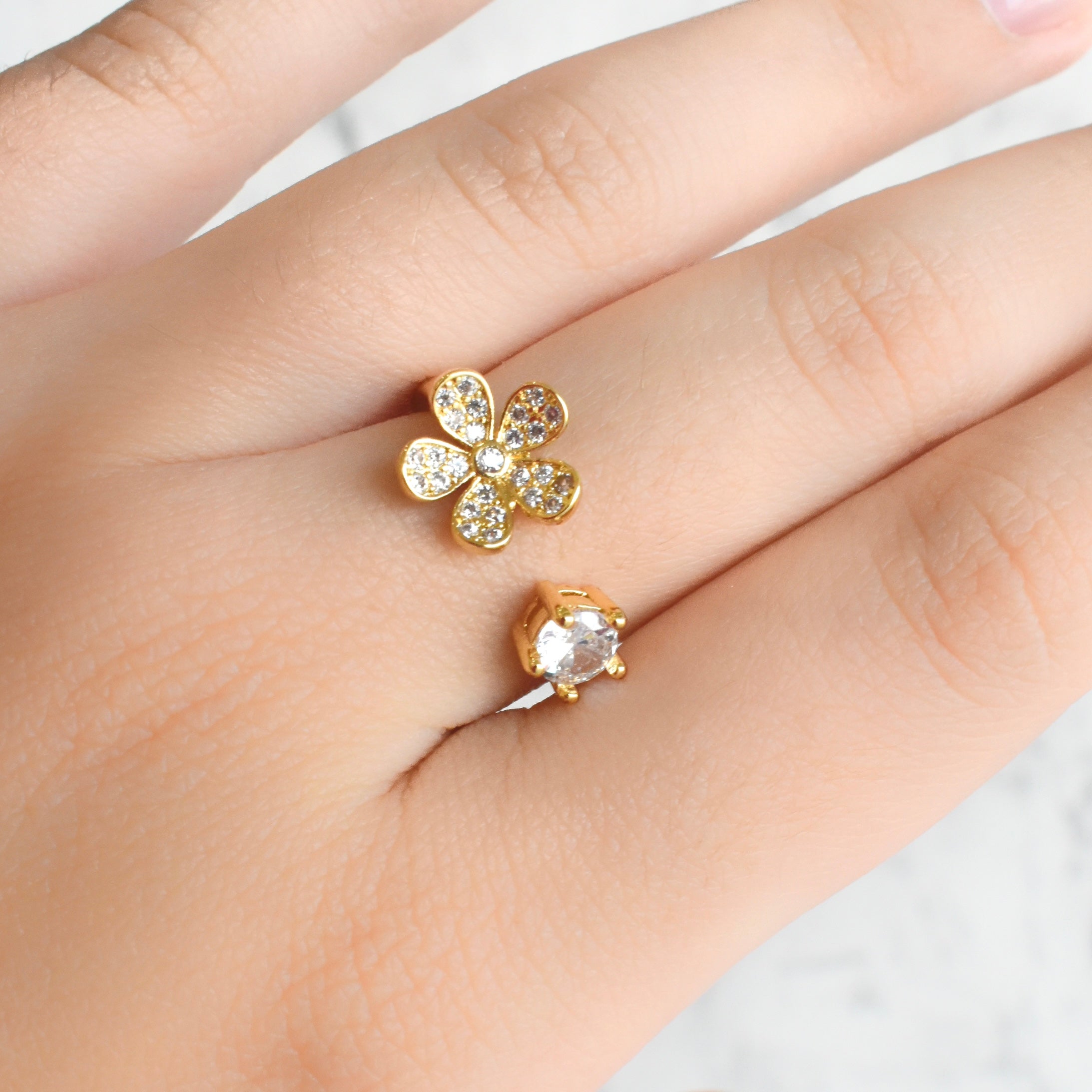 Anillo flor circonia