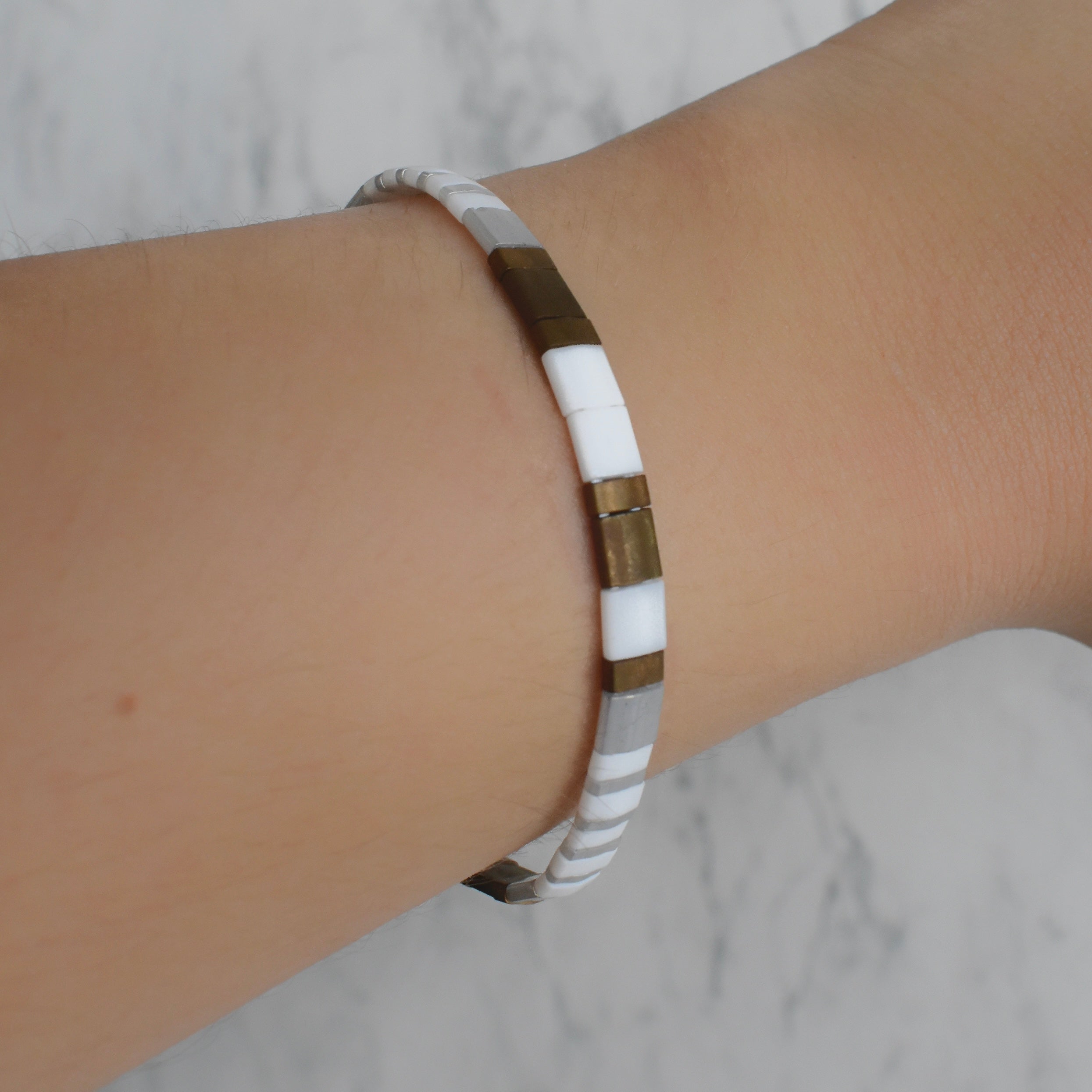 Pulsera cuadritos cafés