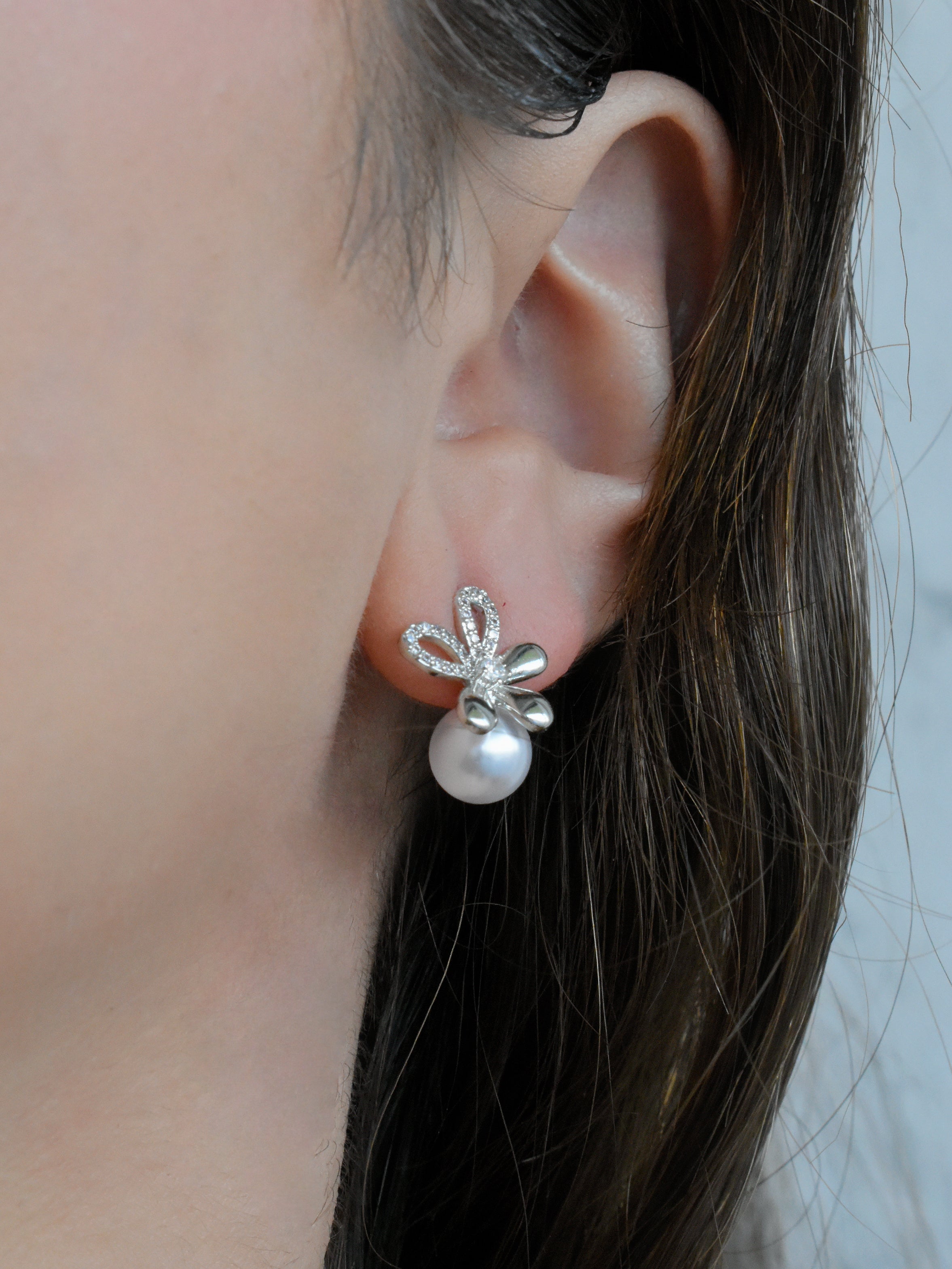Aretes flor silueta + perla