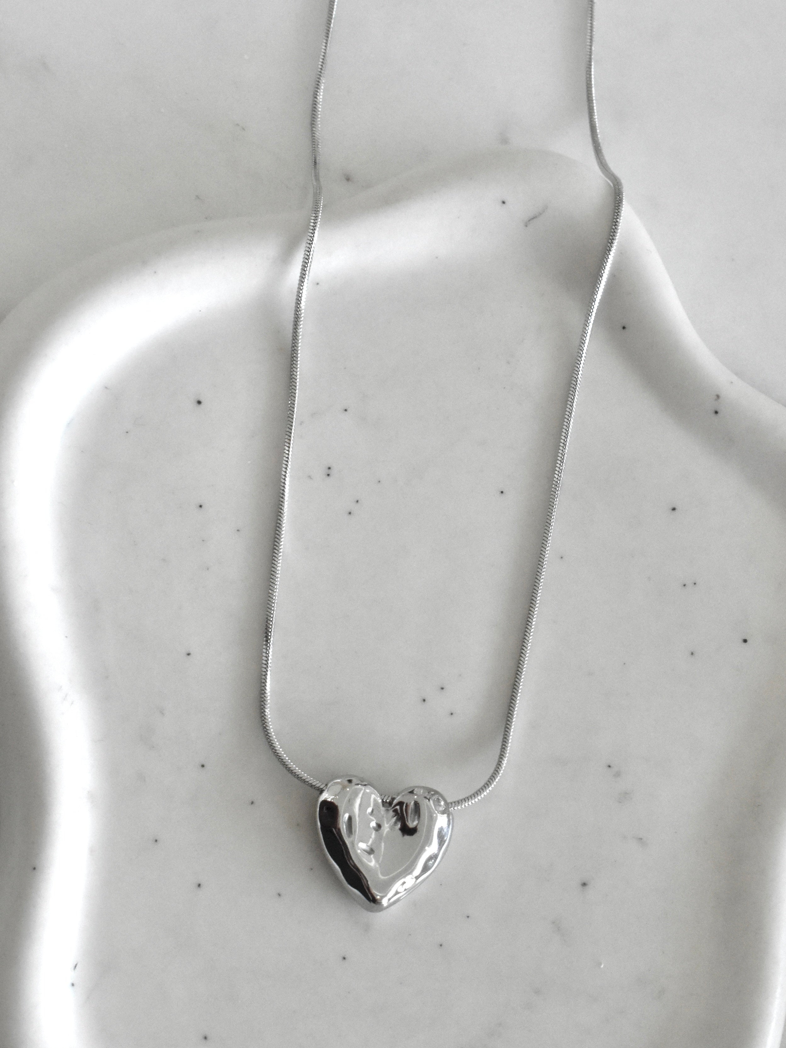 Gargantilla corazón martillado