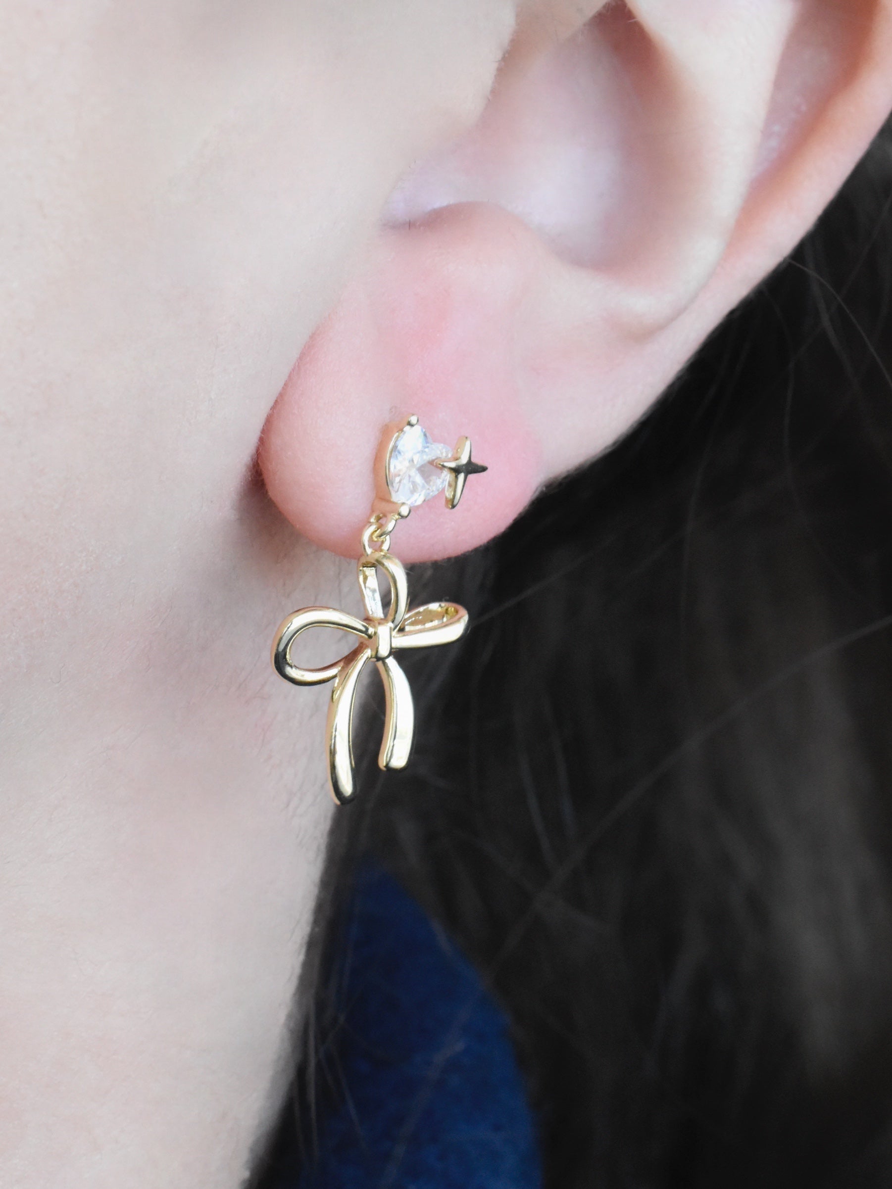 Aretes broquel moñito y circonia de corazón