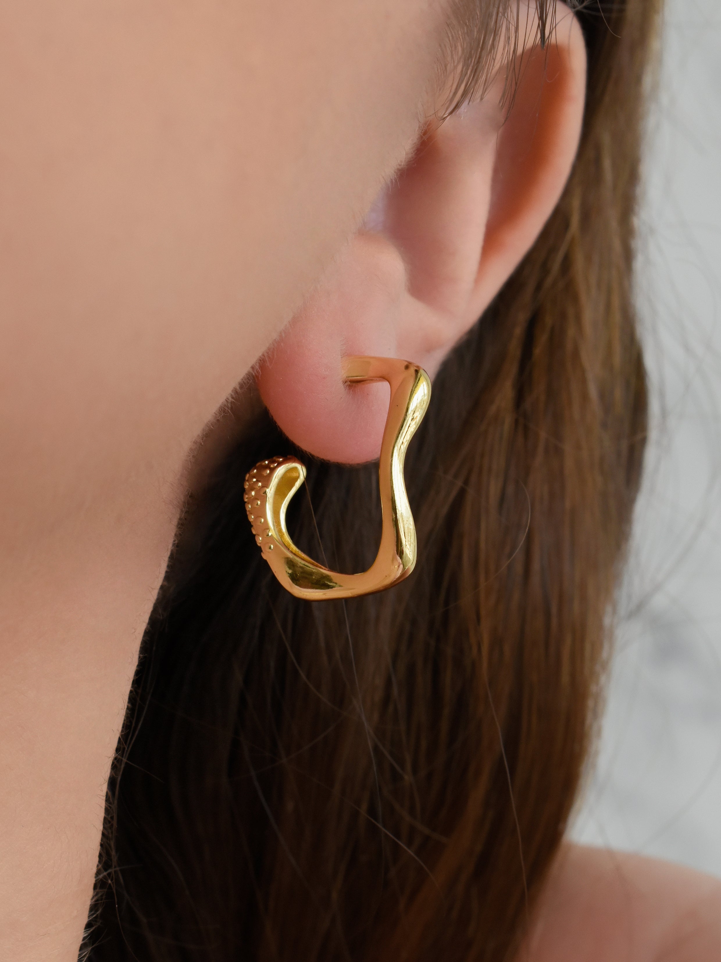 Aretes hoop irregular detalle puntitos
