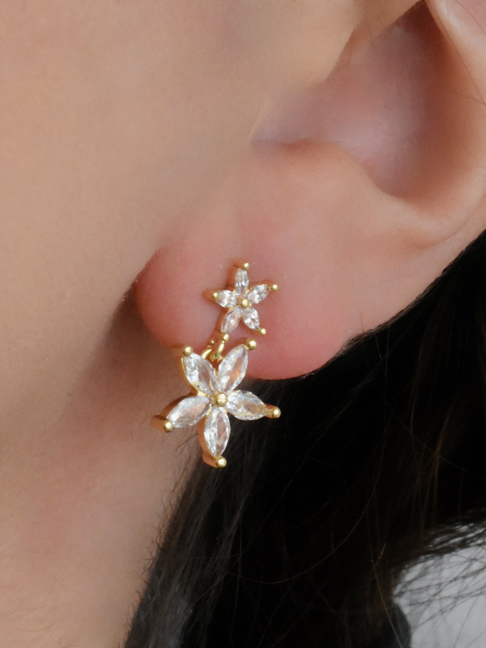 Arete broquel flores