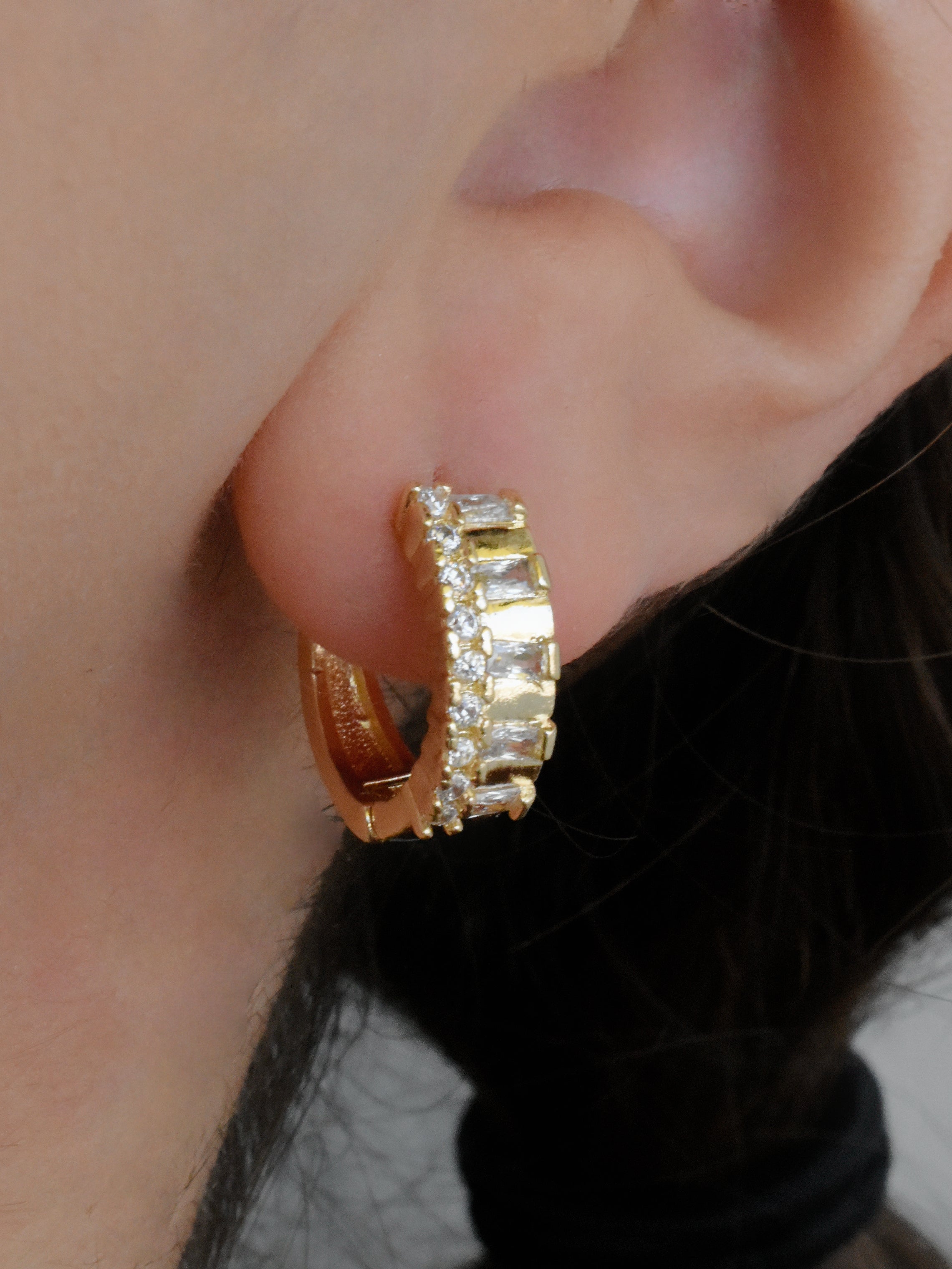 Aretes líneas doradas circonias