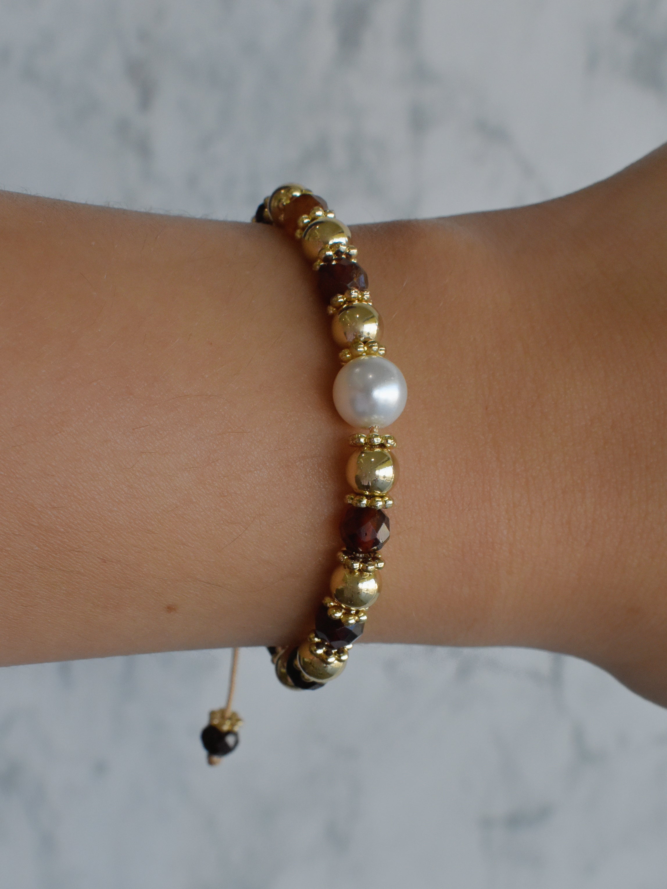 Pulsera piedra café y perla hilo beige