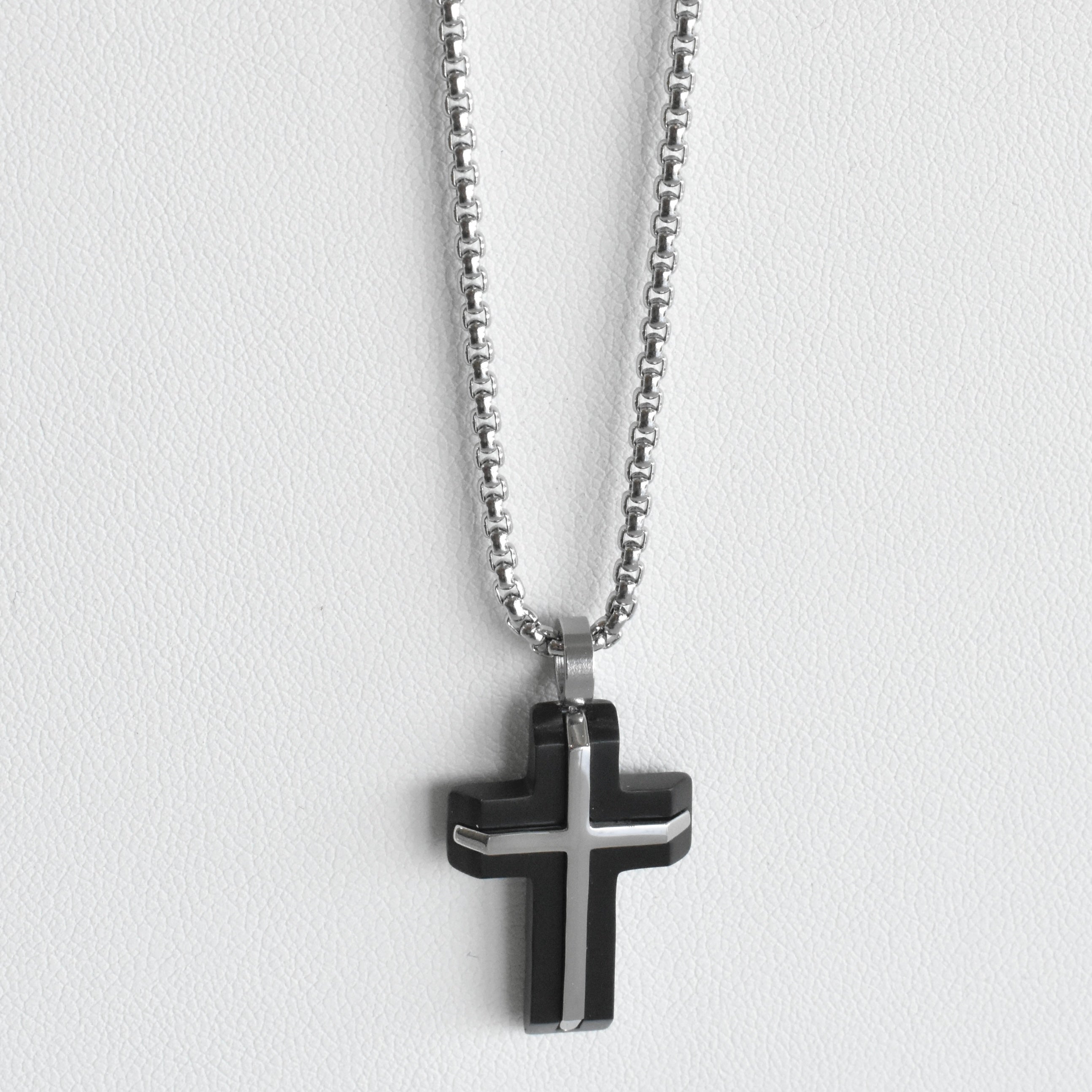 Collar cruz negra diseño