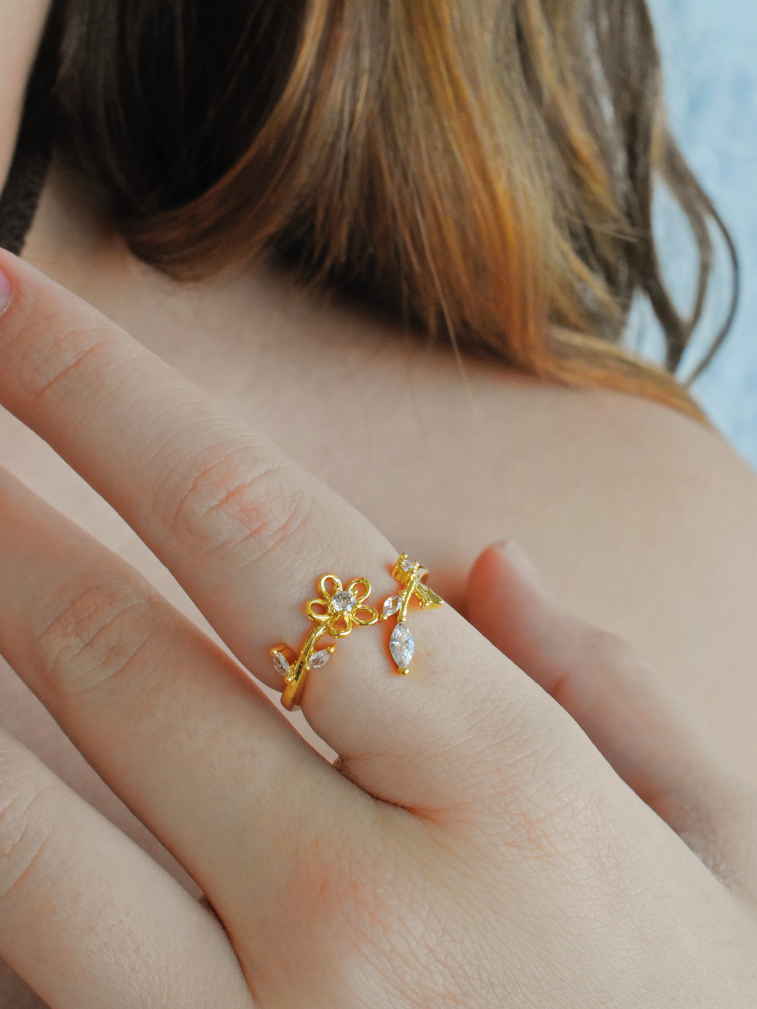 Anillo flor finita circonias