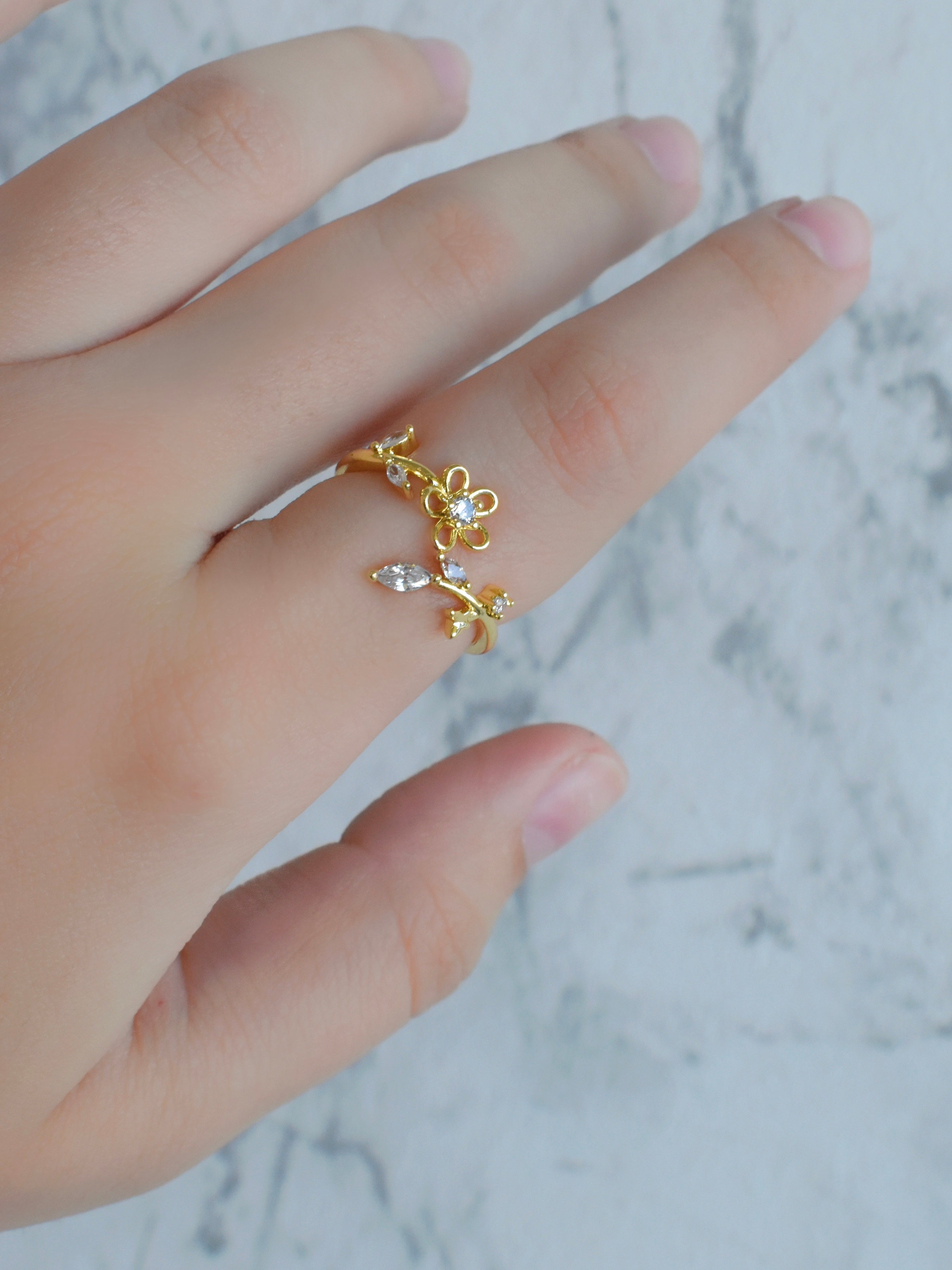 Anillo flor finita circonias