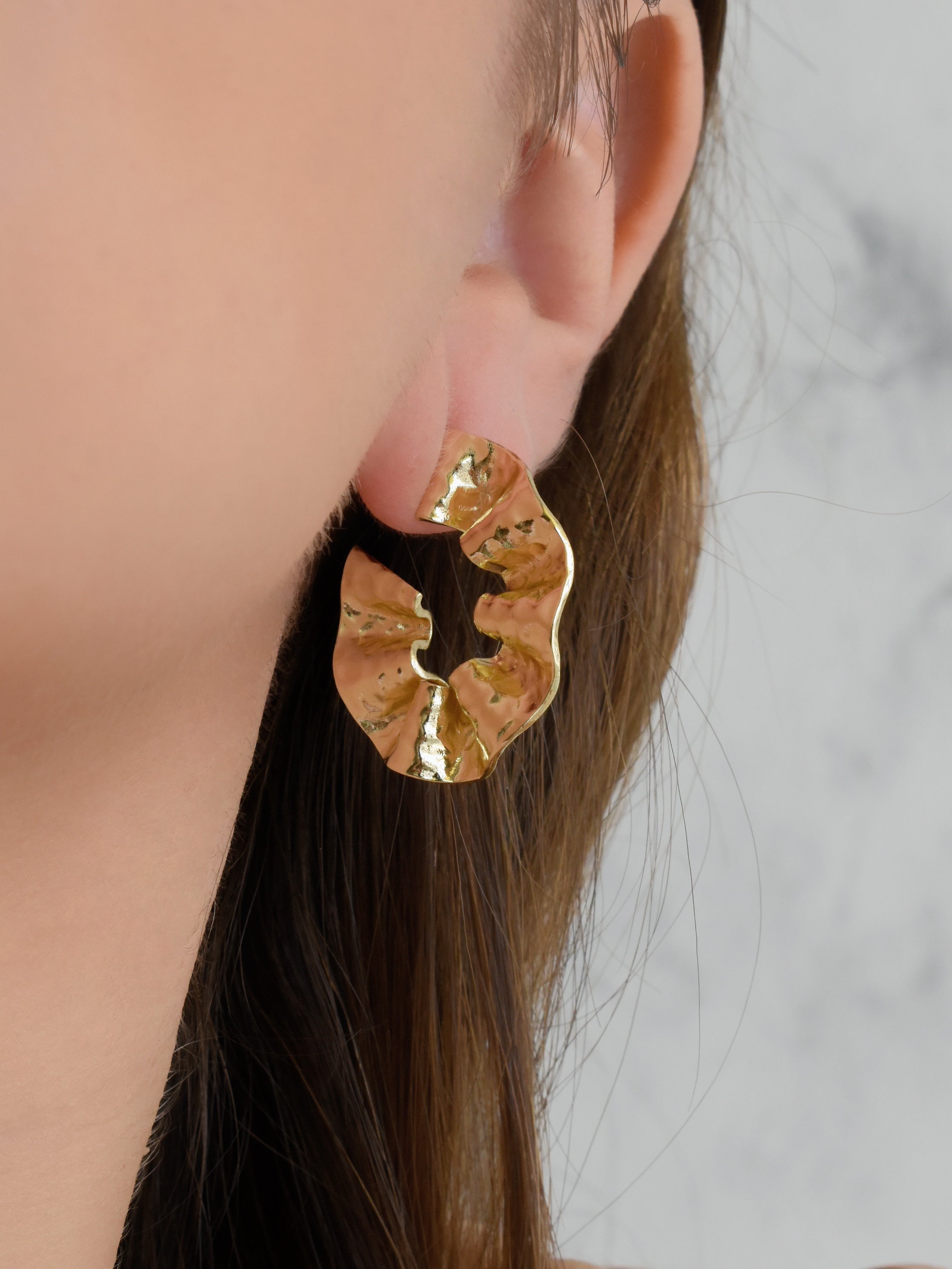 Arete hoop ondas martilladas