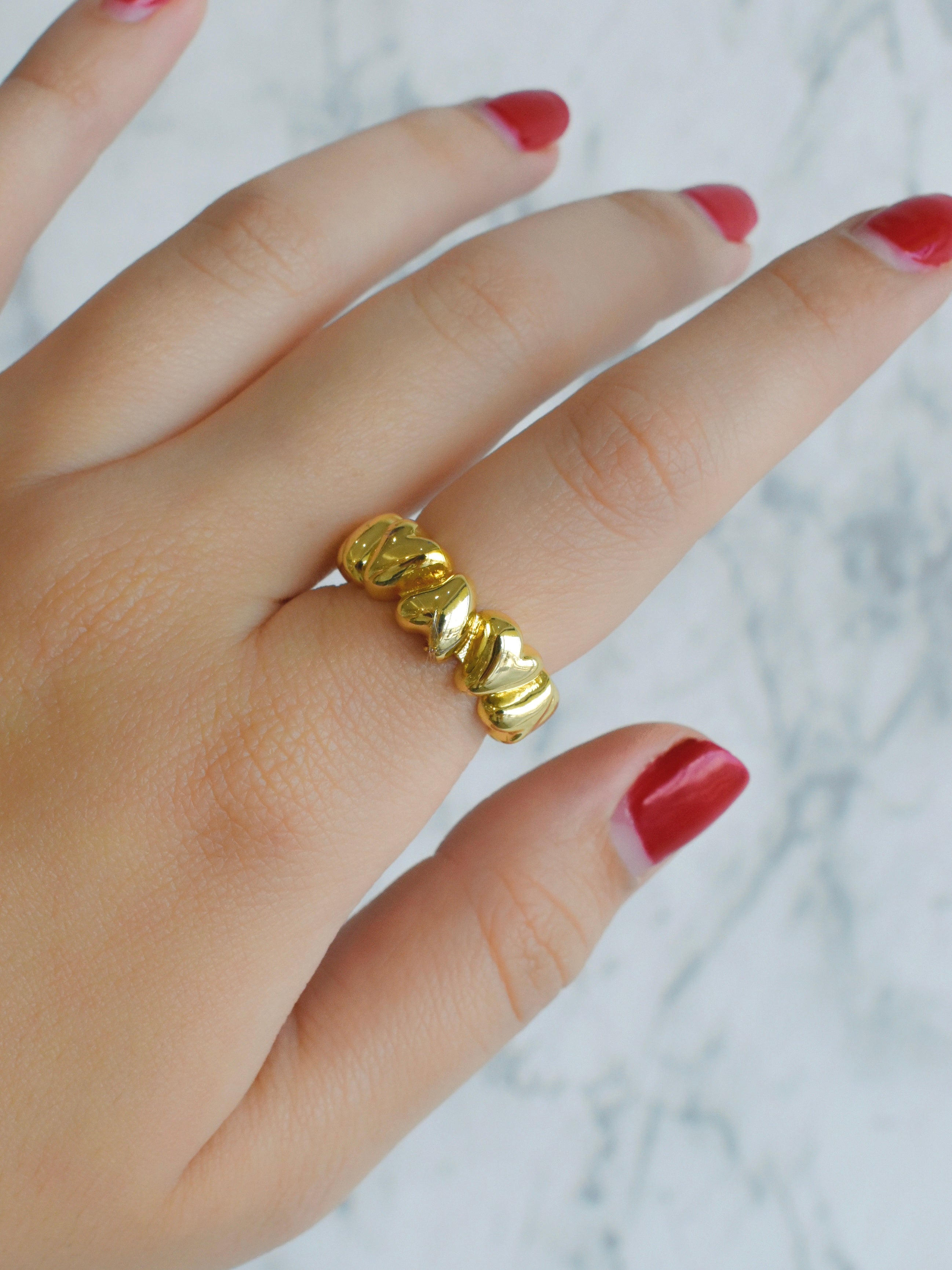 Anillo fila corazones globo