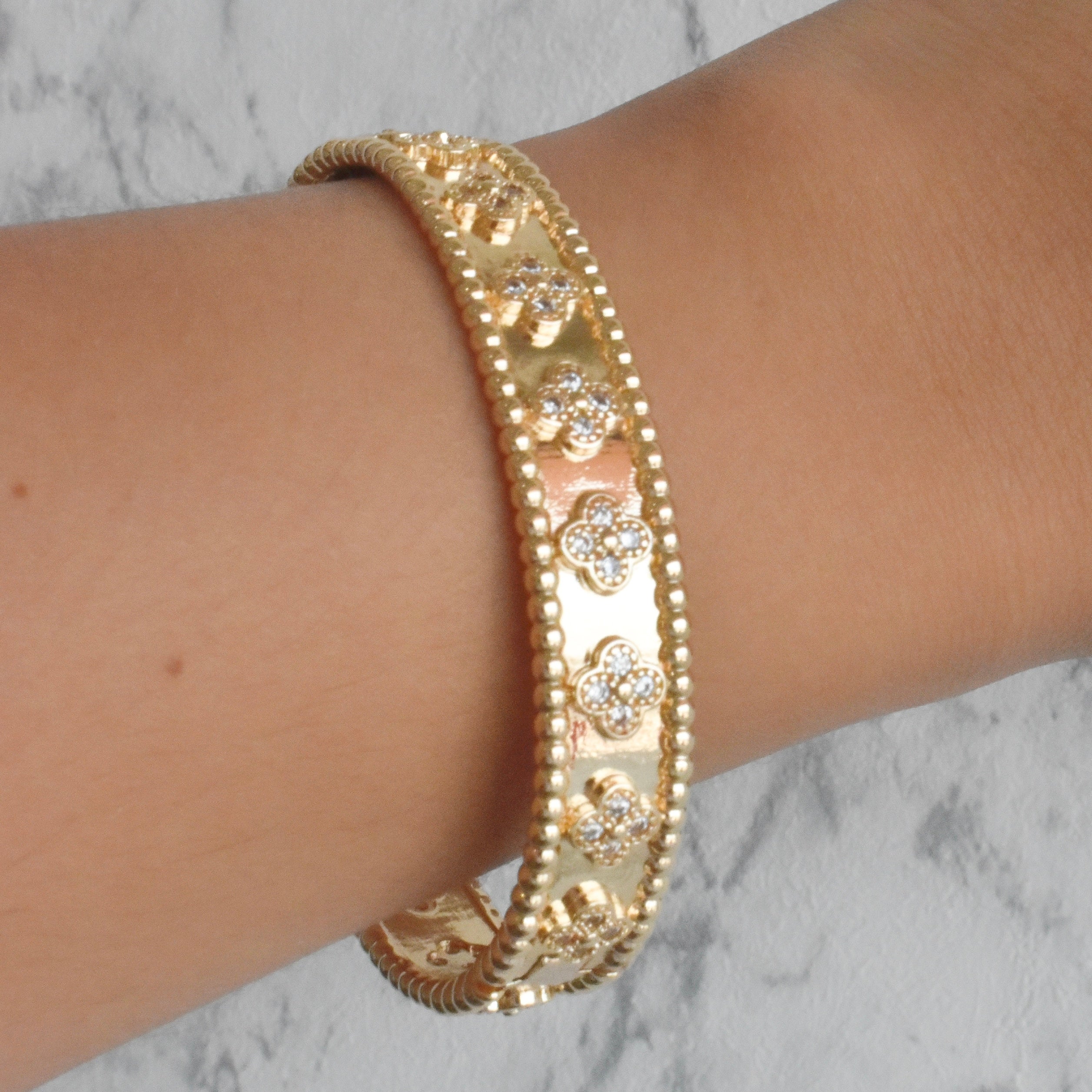 Brazalete ancho trébol